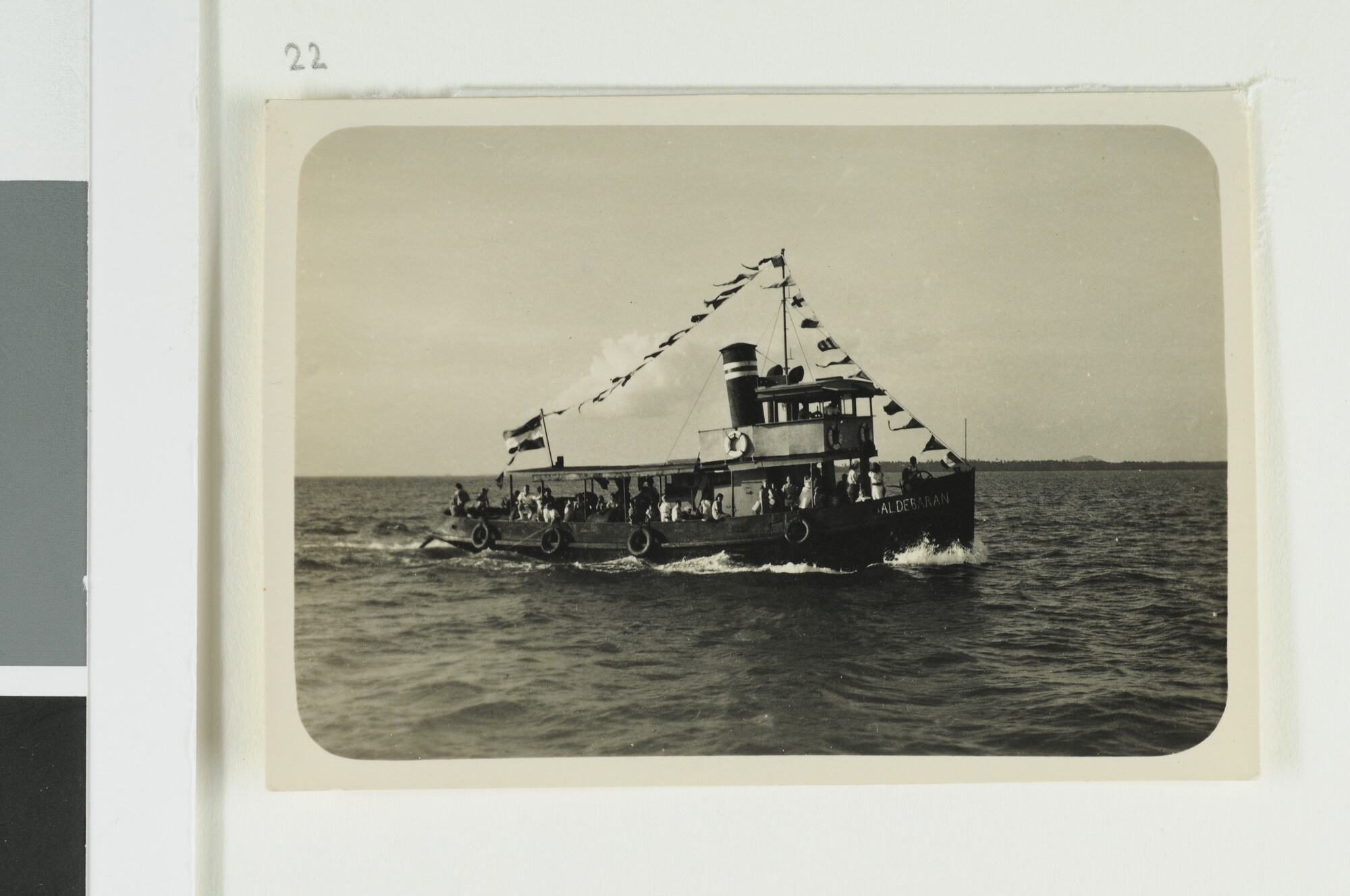 S.6577(22); De motorsleepboot 'Aldebaran' van het Semarangsch prauwenveer (zijaanzicht); foto