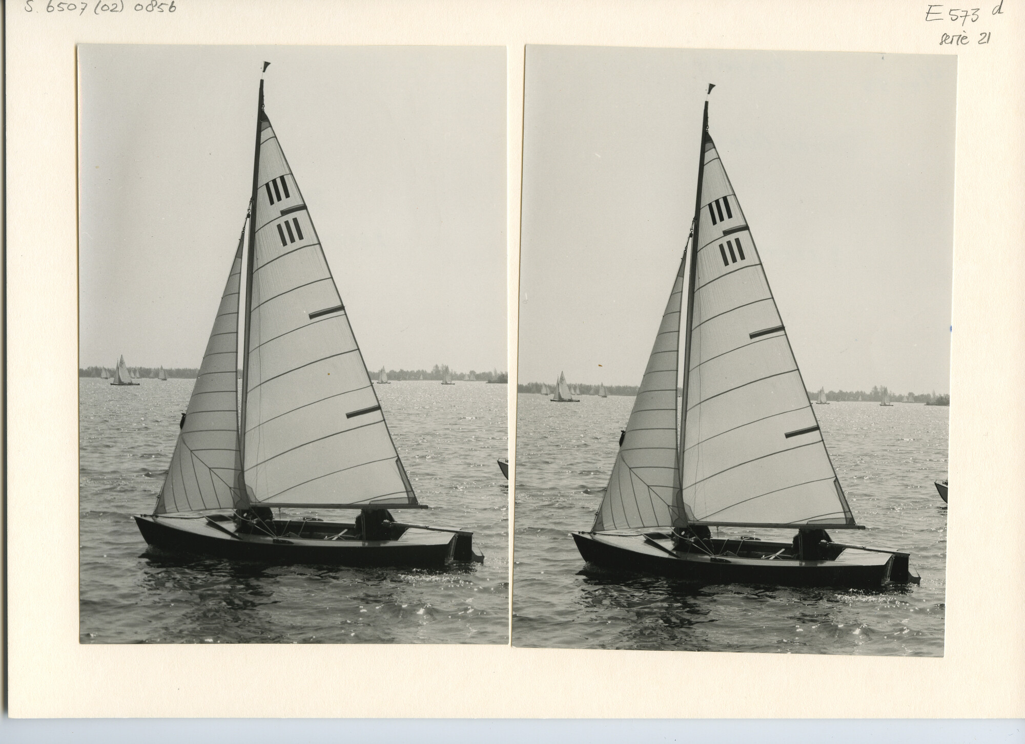 S.6507(02)0856.05; Zwart-wit foto van de Jeugdklasse op de Reeuwijkse Plassen; foto