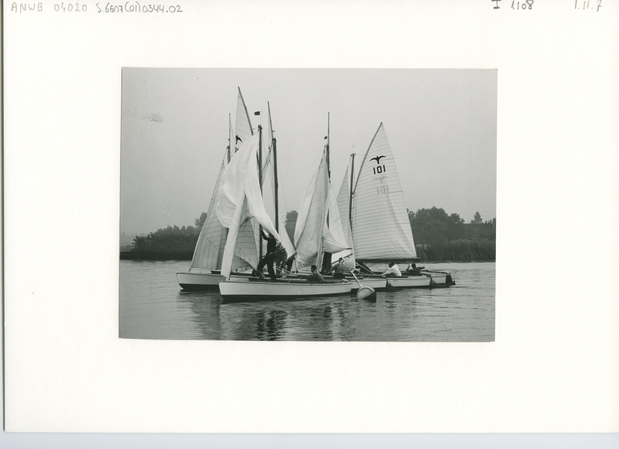 S.6507(01)0344.02; Foto van de Kaagweek 1956: met heel weinig wind ronden de Valken een boei; foto