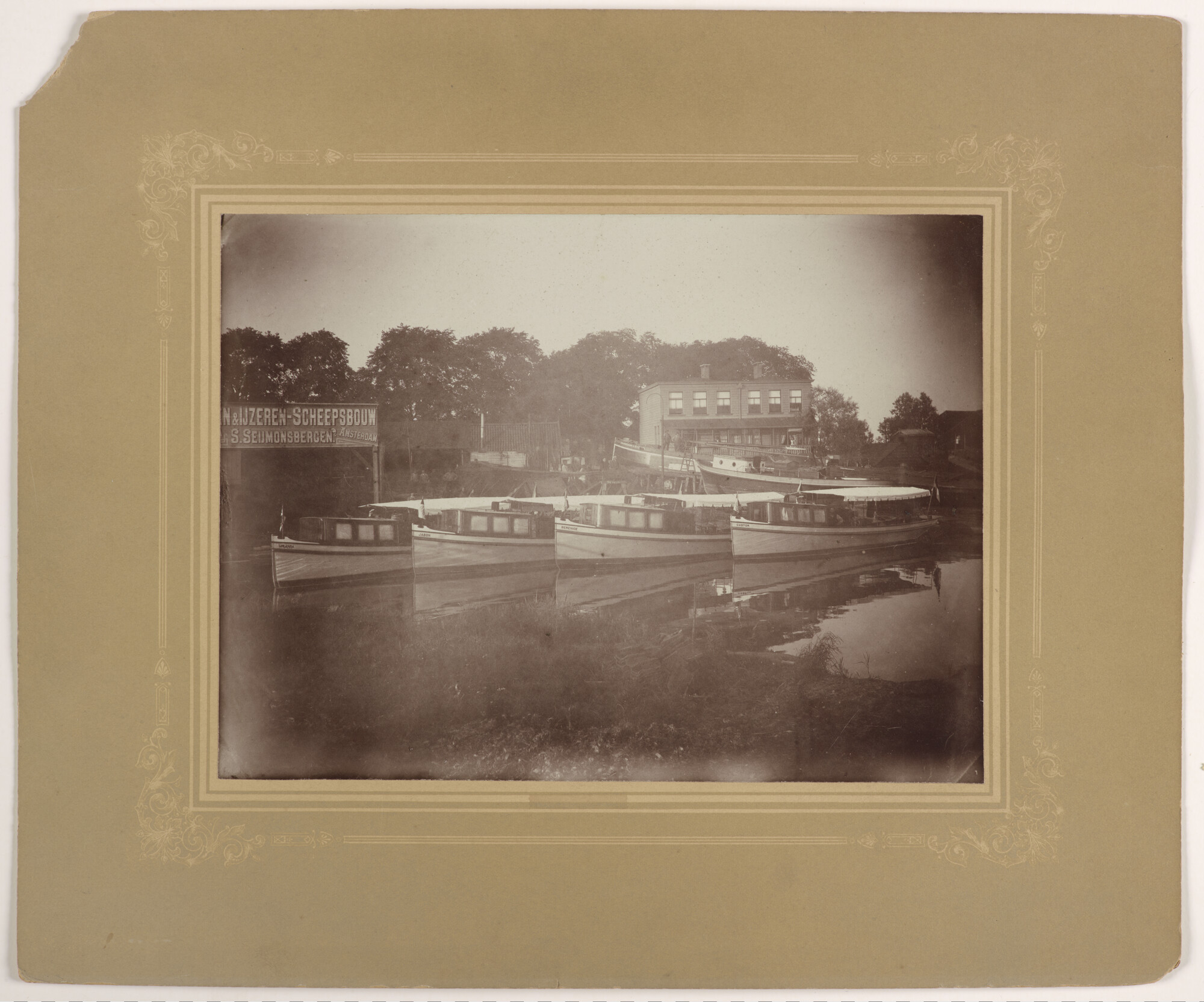 2017.0822; Zwart-wit foto van vier salonboten, afgemeerd voor de werf van S. Seijmonsbergen; foto