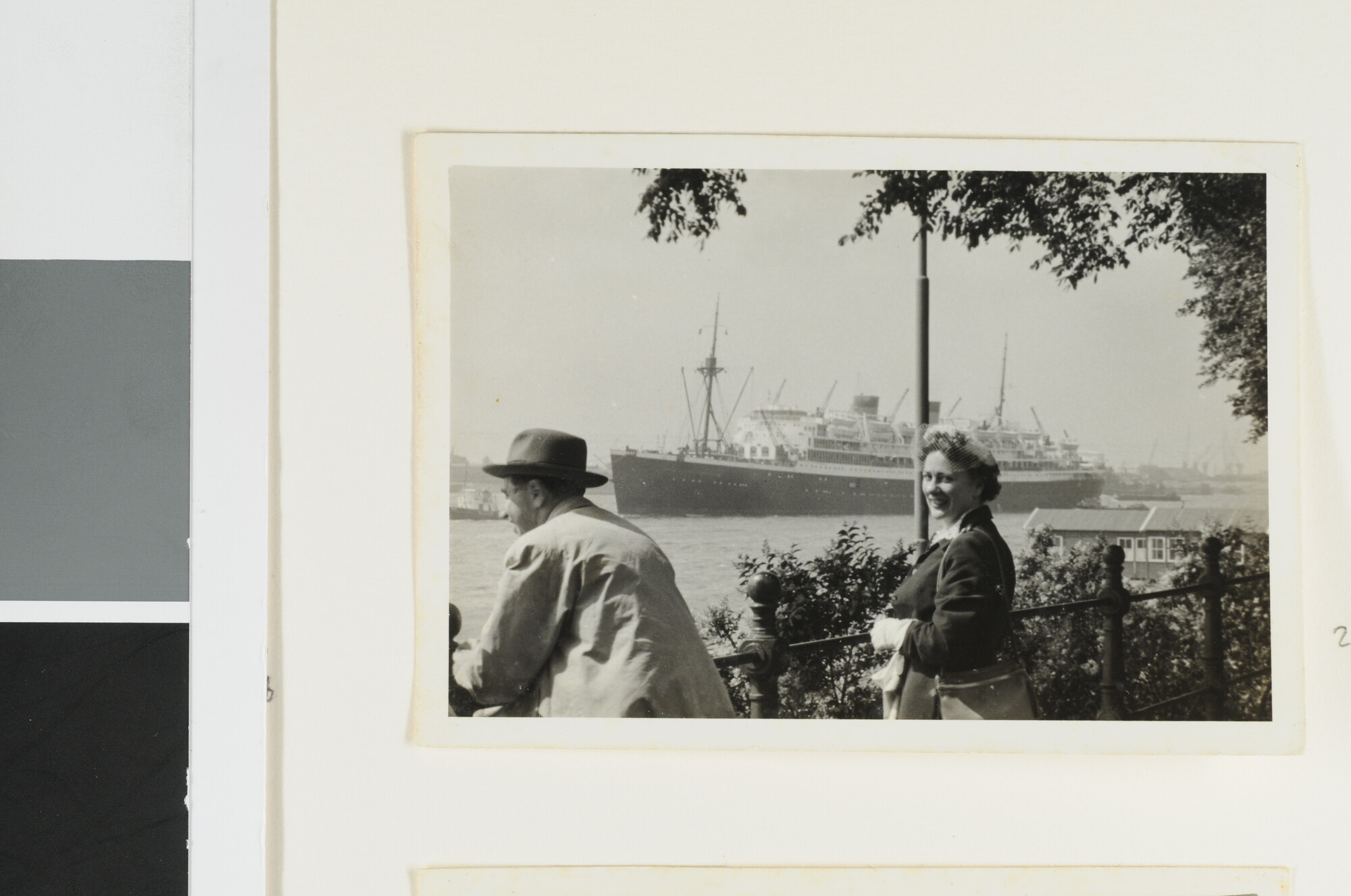 S.5548(105); Foto's afkomstig uit een klein persoonlijk album van J.D. van Schooten; foto