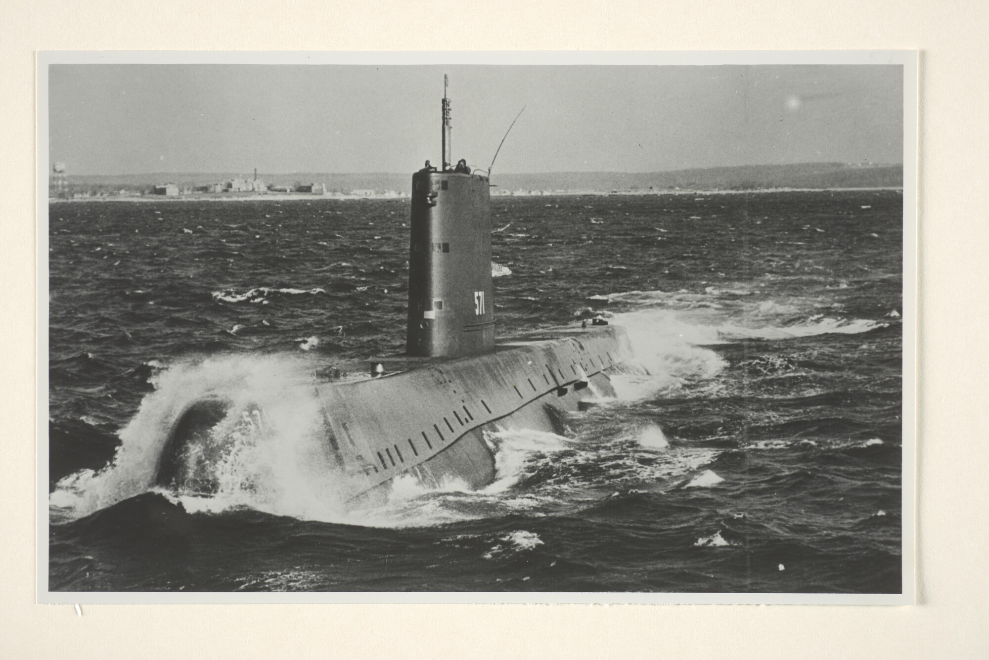 1995.1703; Een luchtfoto van de atoomonderzeeboot USS Nautilus (SSN 571) [...]; foto