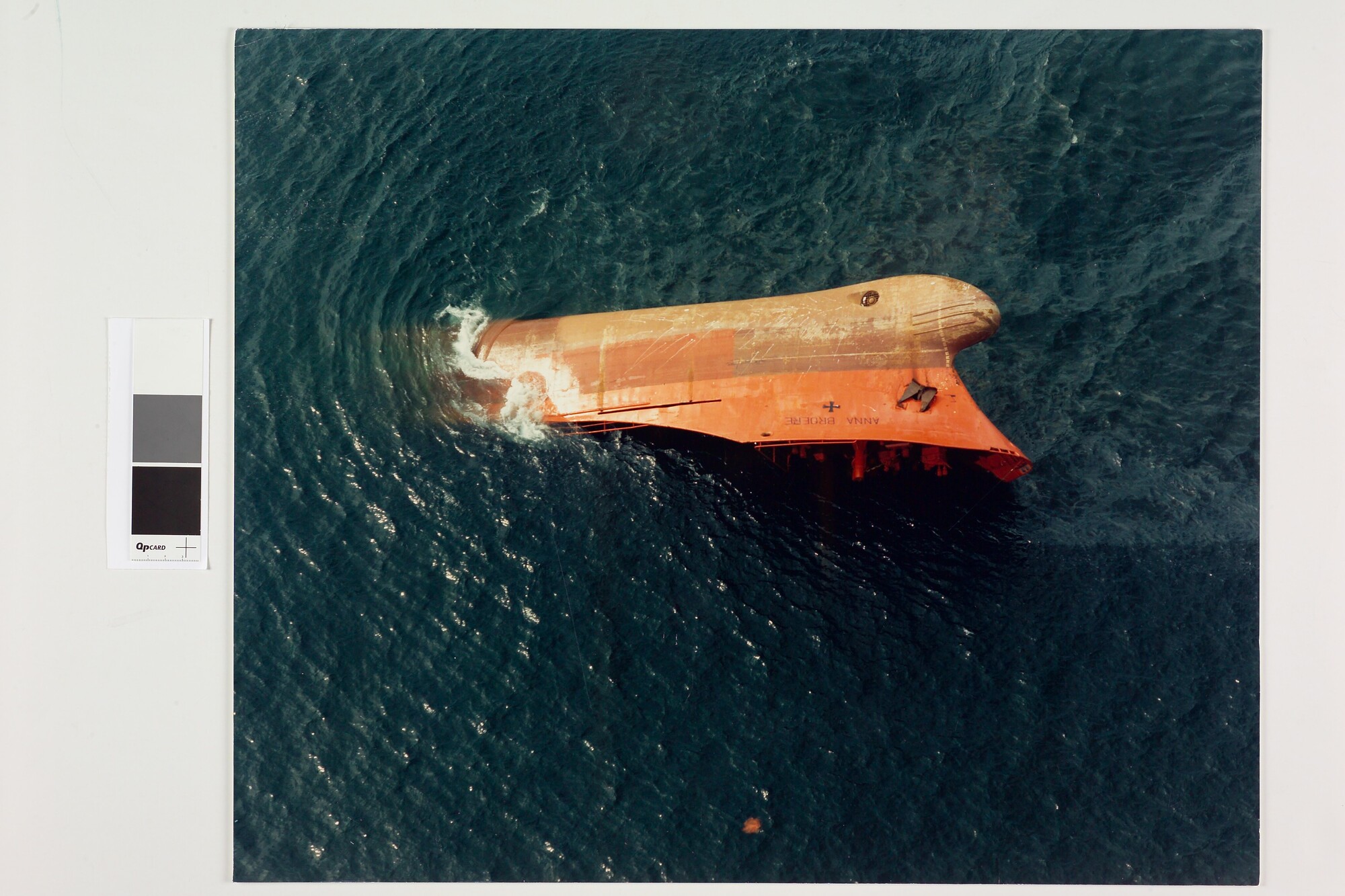 1990.0057; De chemicaliëntanker ms. 'Anna Broere' op dag van de aanvaring; foto