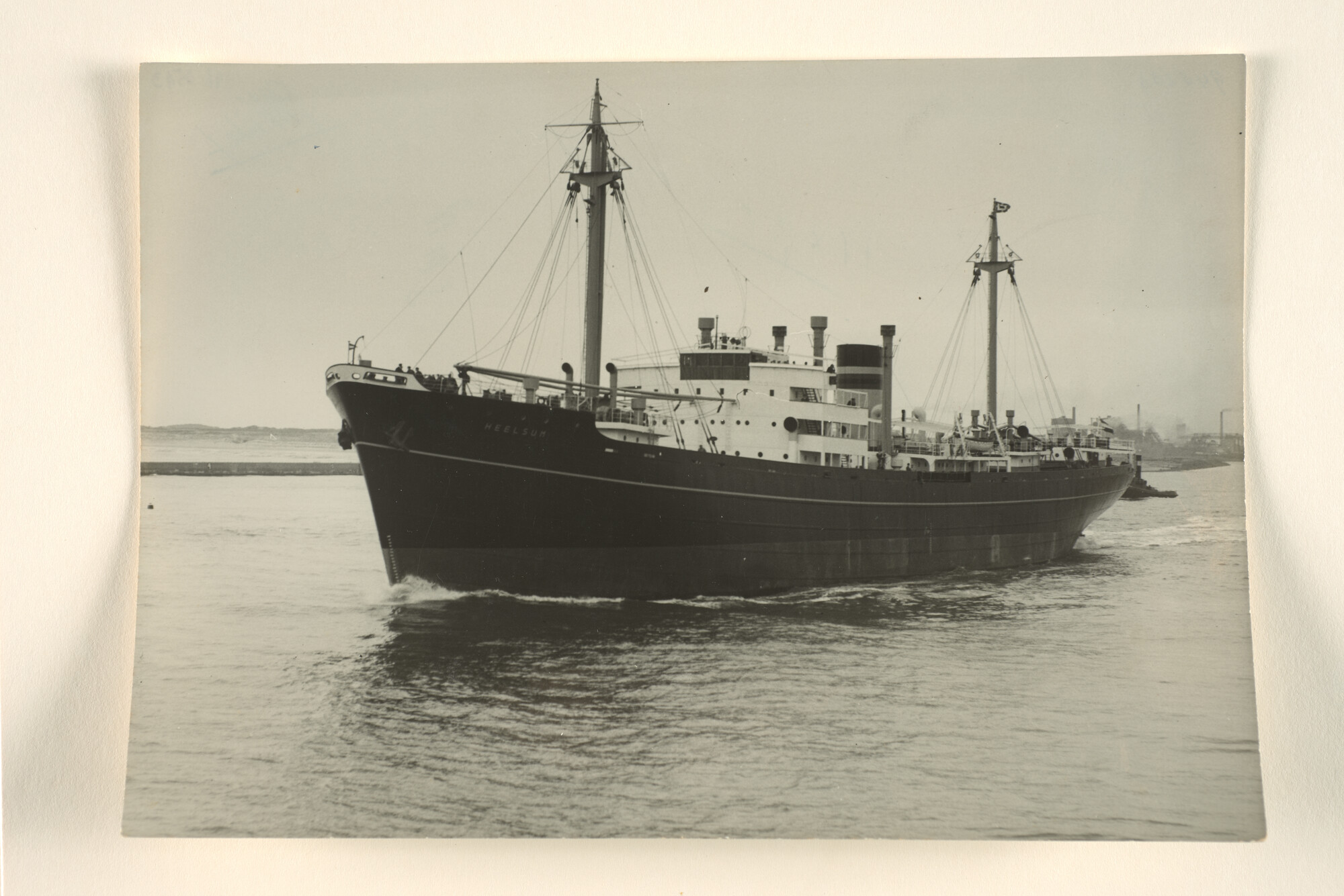 1996.0543; Het vrachtschip ms. 'Heelsum' van de Stoomvaart Maatschappij 'Oostzee' gezien bij vertrek uit Amsterdam [...]; foto