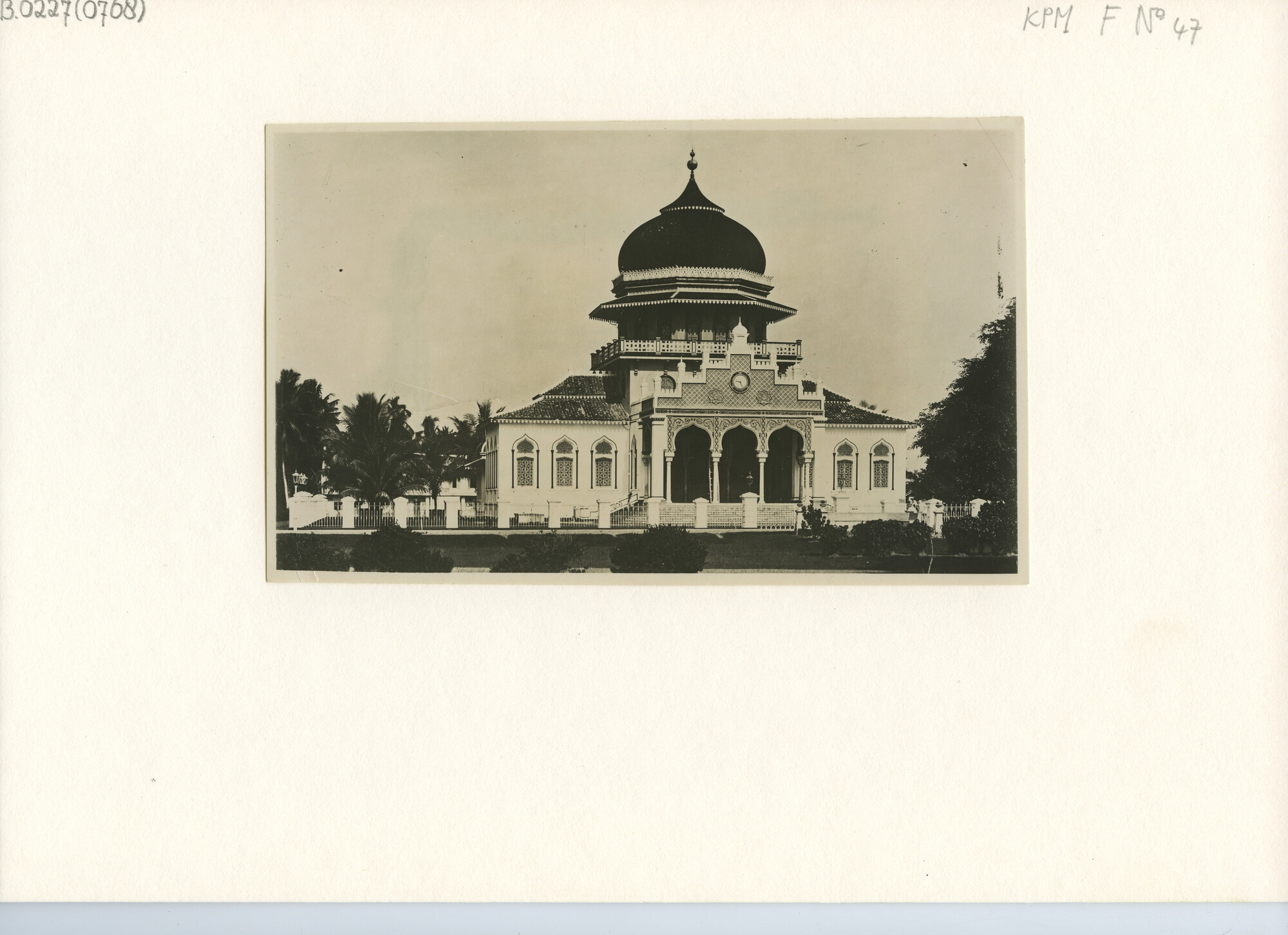 B.0227(0768); De moskee te Koetaradja (in Atjeh) op Sumatra; foto