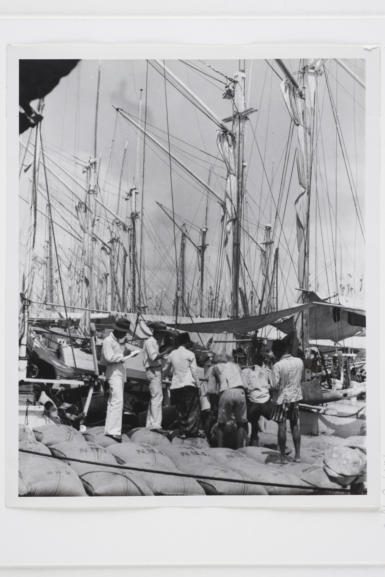 B.0227(1106); De prauwenhaven te Makassar (Celebes); foto