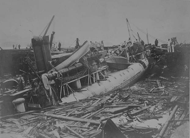 S.7143(1402); 'Typhoonramp te Hongkong', overzicht van de ravage en schade aan de Franse torpedojager Fronde; foto