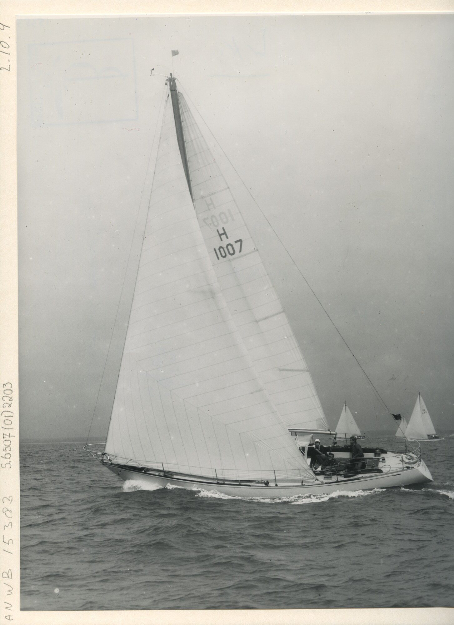 S.6507(01)2203; Foto van H 1007 aan het zeilen; foto