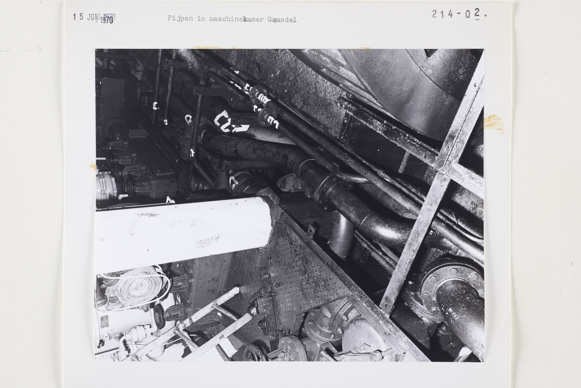 S.5444(5137)2; Situatiefoto van de toestand in de motorkamer van de Gausdal; foto