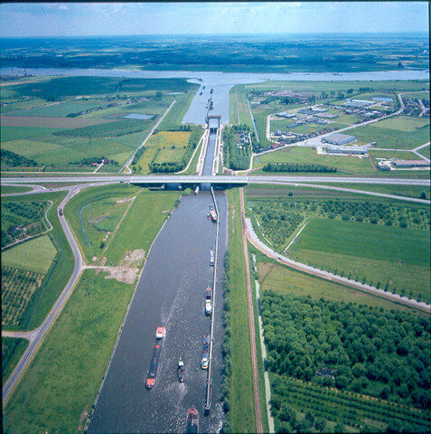 S.9100(4041); Luchtfoto Prins Bernhardsluis bij Tiel. Dia van de Waal met sluis bij Tiel; diapositief