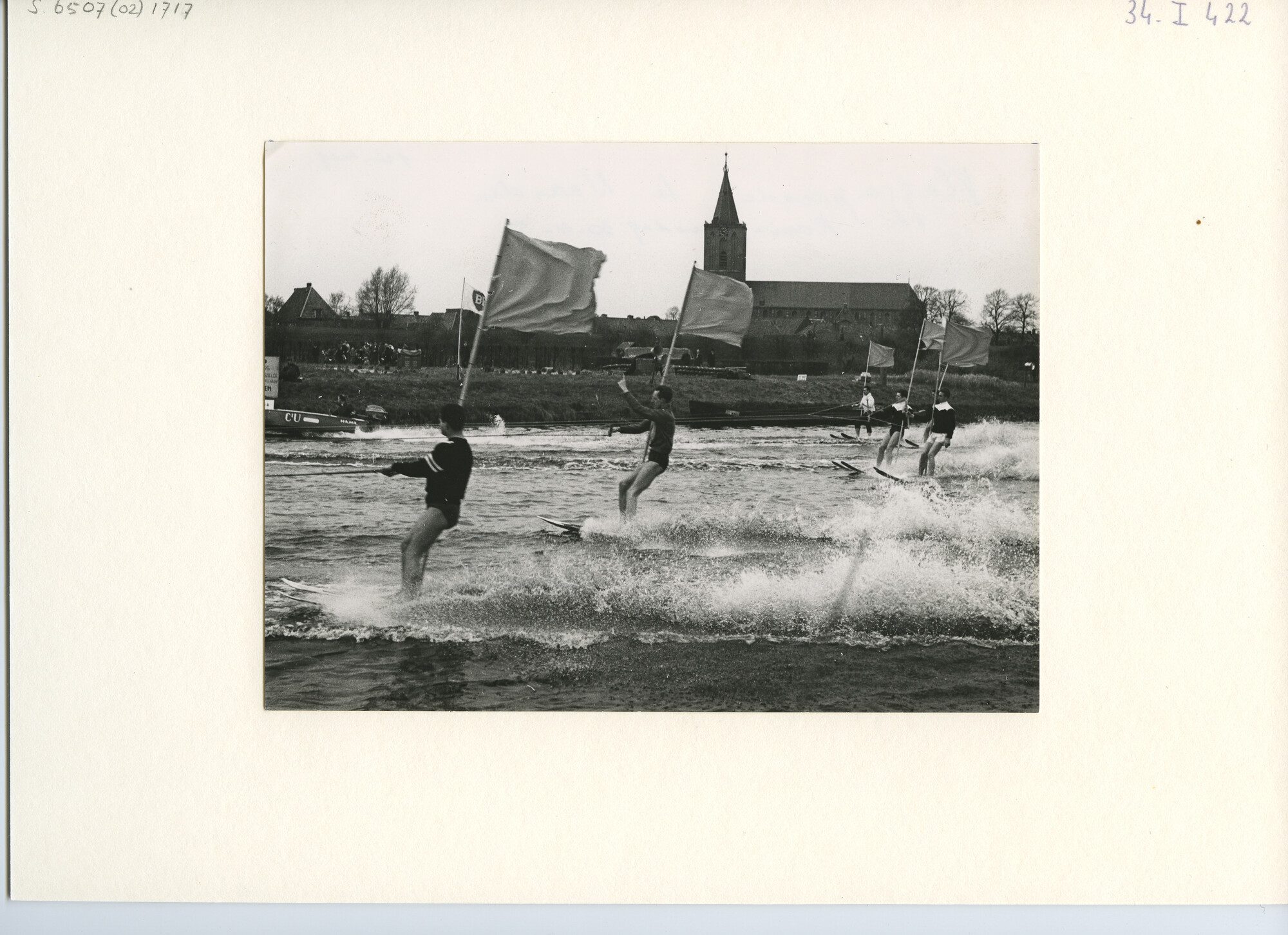 S.6507(02)1717; Zwart-wit foto van waterskiën: vlaggenparade te Naarden op Koninginnedag; foto