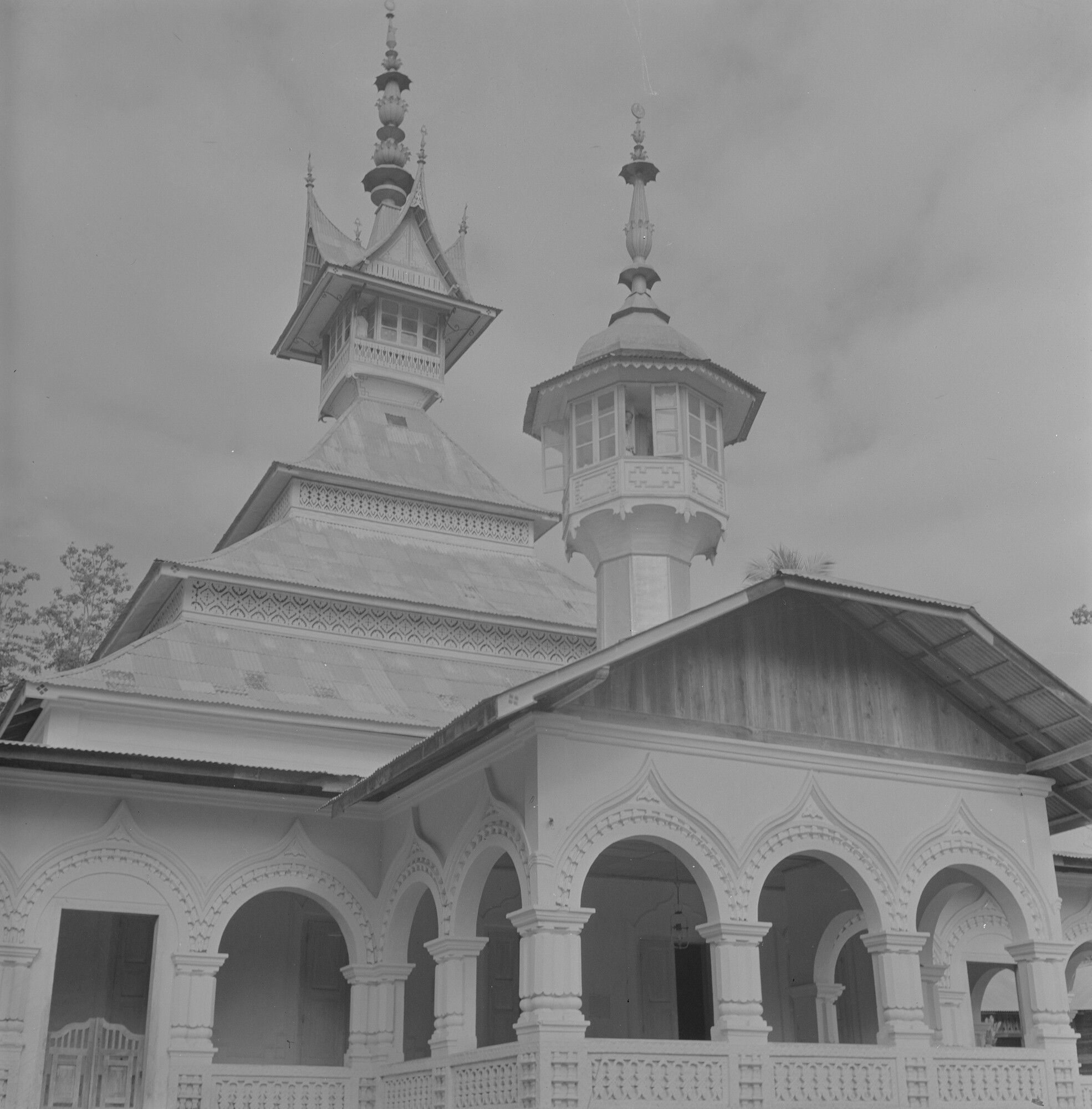 2015.3737; Negatief van een tempel bij Fort de Kock (Bukittinggi); negatief