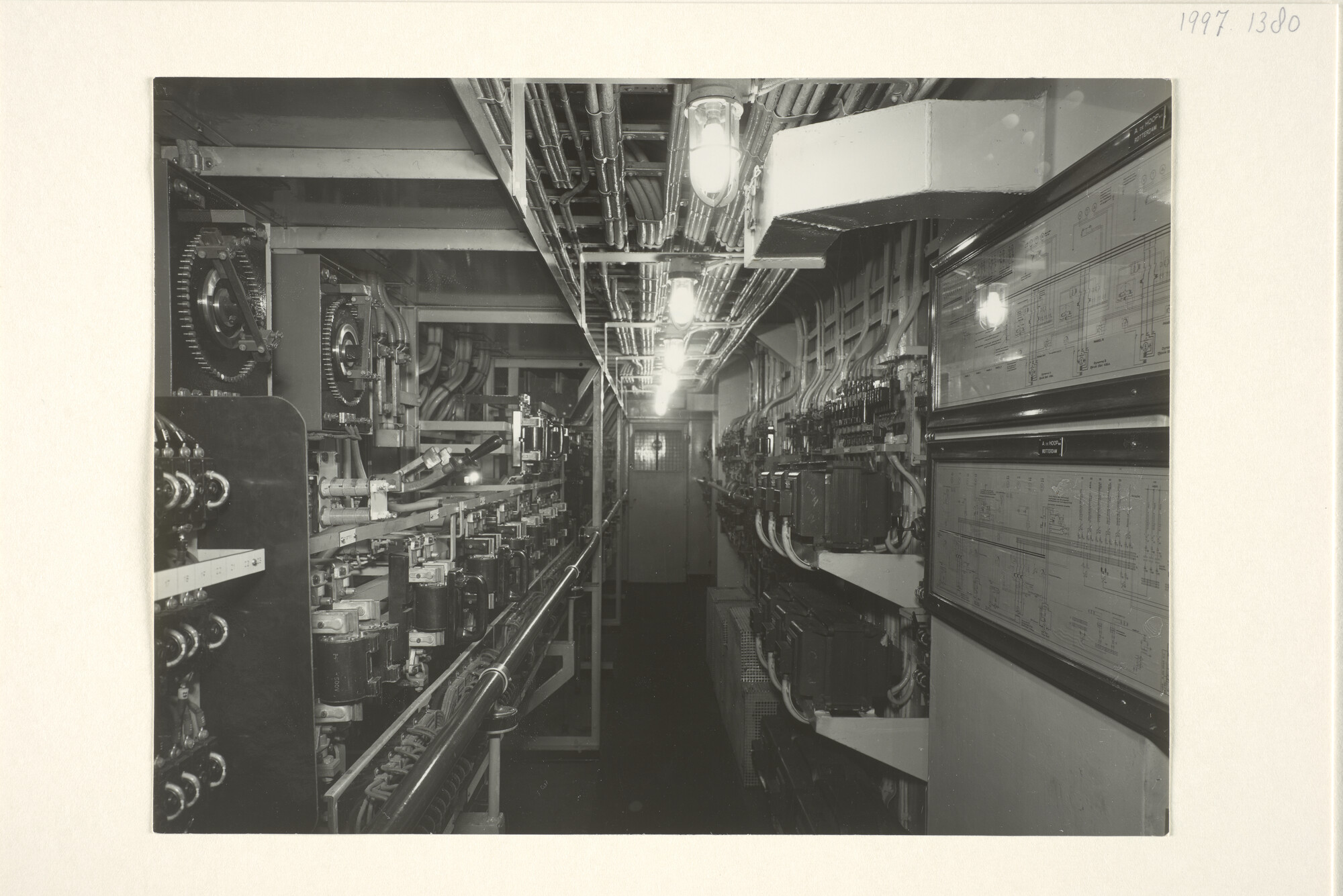 1997.1380; Foto's van de machinekamer van het vracht-passagiersschip ms. Tjiwangi van de KJCPL; fotoreportage