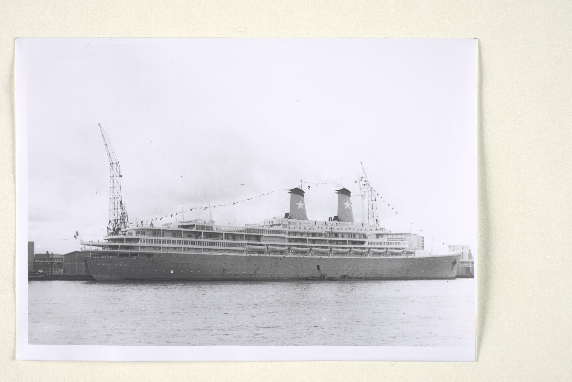 1997.4549; Het Italiaanse cruiseschip ms. Achille Lauro (ex- Willem Ruys) van de [...]; foto