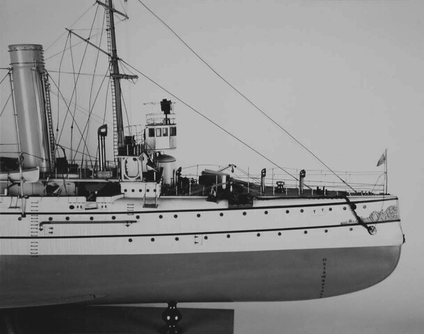 S.0736(02); Model van het pantserdekschip Hr.Ms. Friesland; scheepsmodel