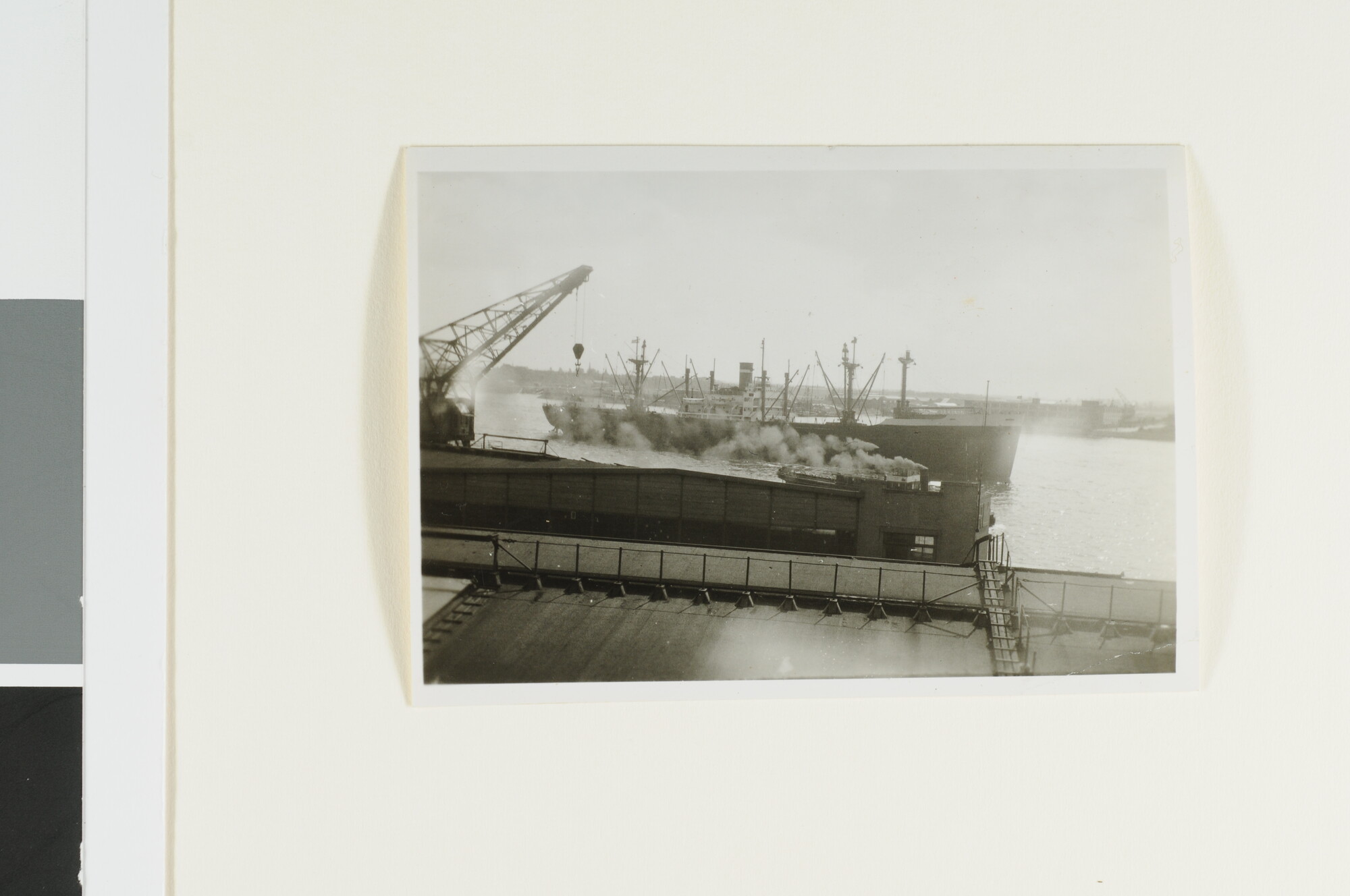 S.4380(04)505a; Negatief van het victoryschip ss. Amsteldijk (ex- Panama Victory) van de Holland-Amerika Lijn gezien in de haven van vermoedelijk Rotterdam; negatief