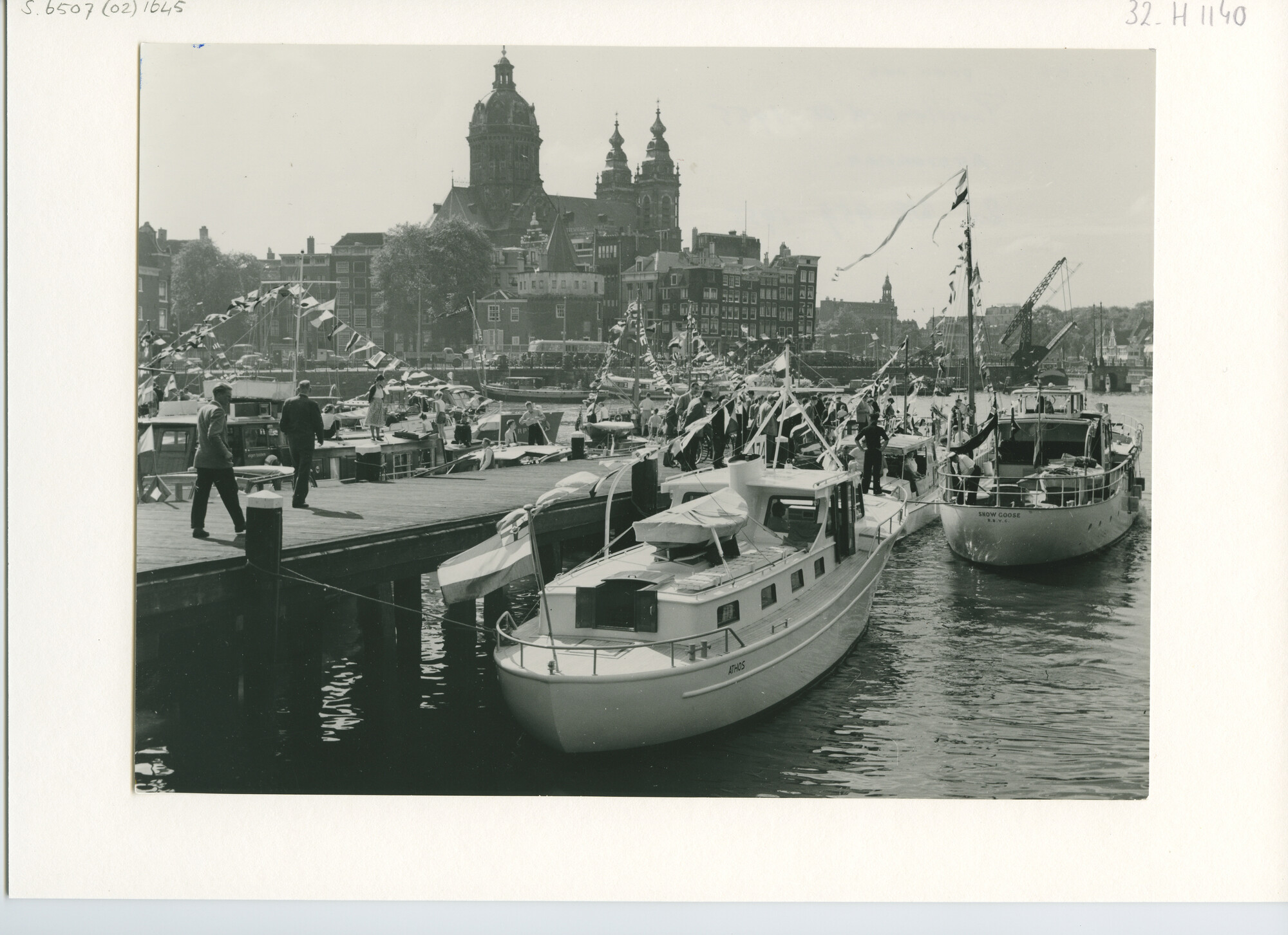 S.6507(02)1645.01; Zwart-wit foto van de deelnemers aan de Pavillon d'Or 1955, stertocht voor motorjachten afgemeerd in het Oosterdok te Amsterdam; foto