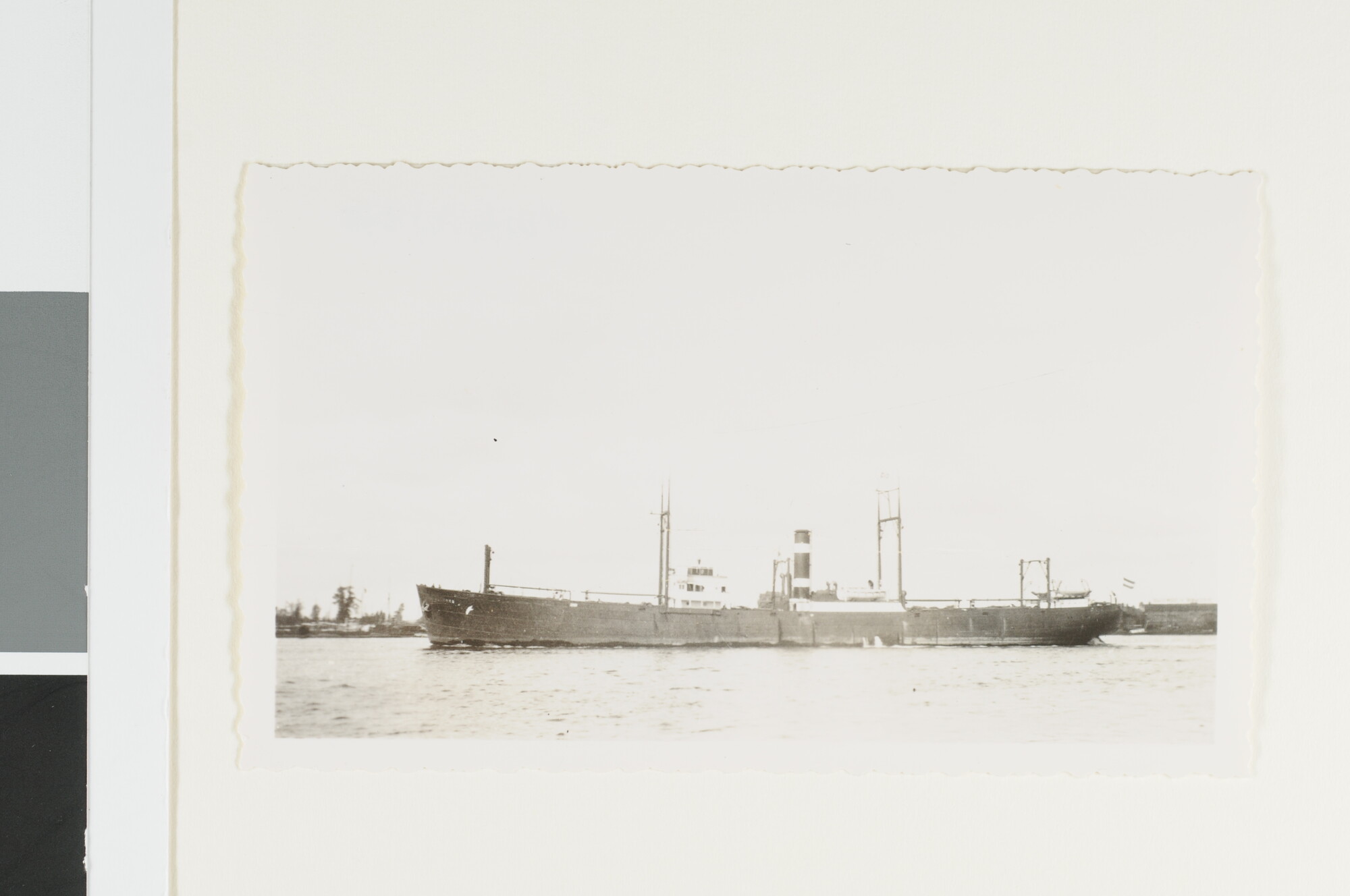 S.4380(04)570; Het vrachtschip ss. Ulysses van de KNSM verlaat de haven van Amsterdam; foto