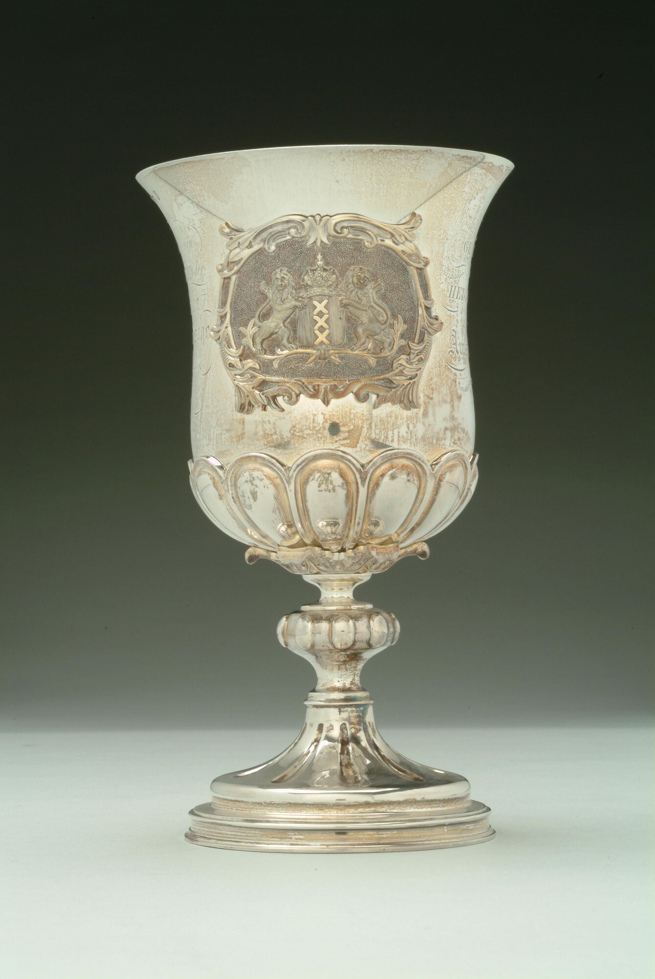 A.4896; Zilveren prijsbeker, met appliek, wapen van Amsterdam en zeiljachten; trofee (prijs)