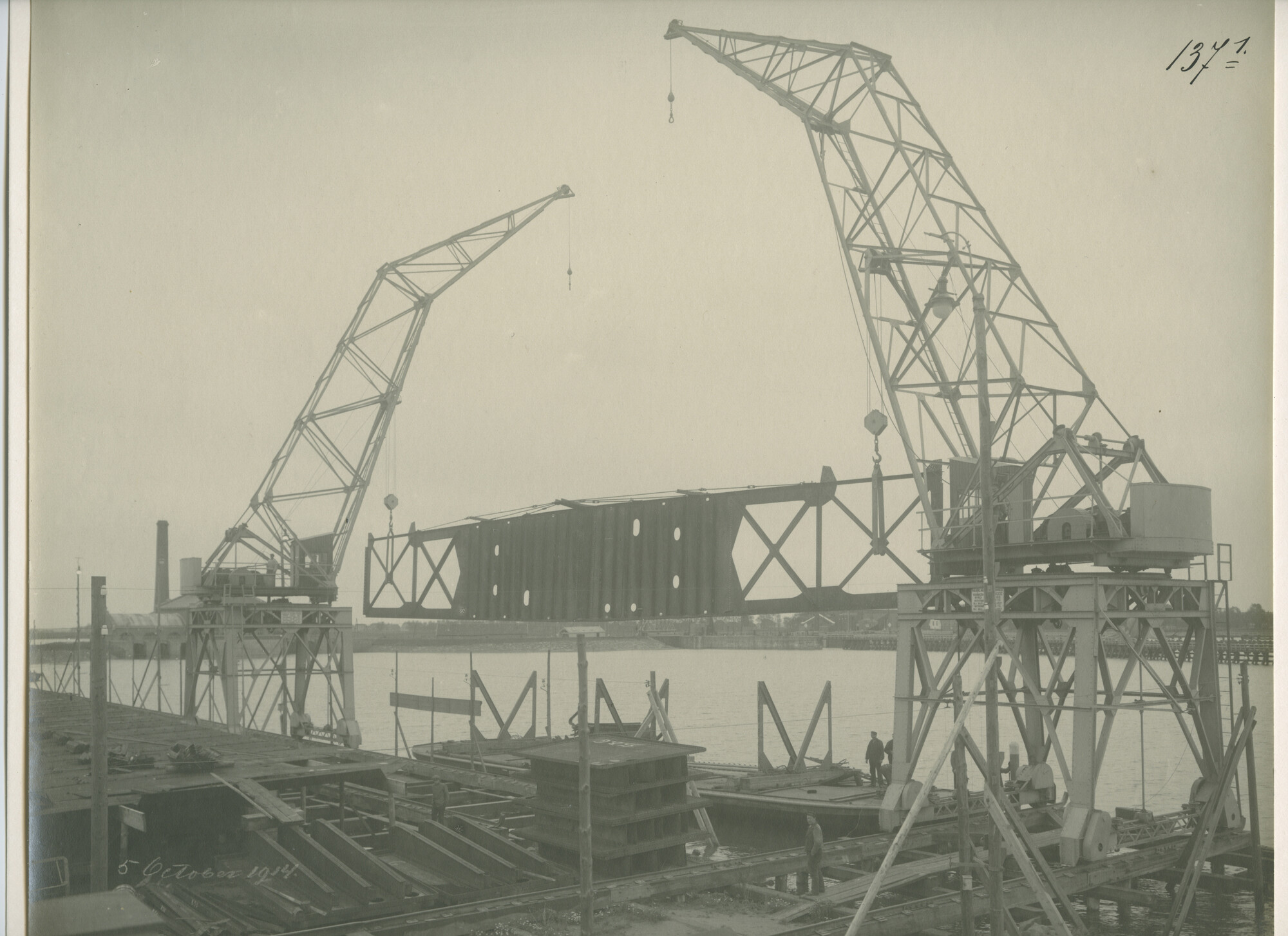 S.5444(0433)2; Foto van het drijvende droogdok Wilhelmina in aanbouw; foto