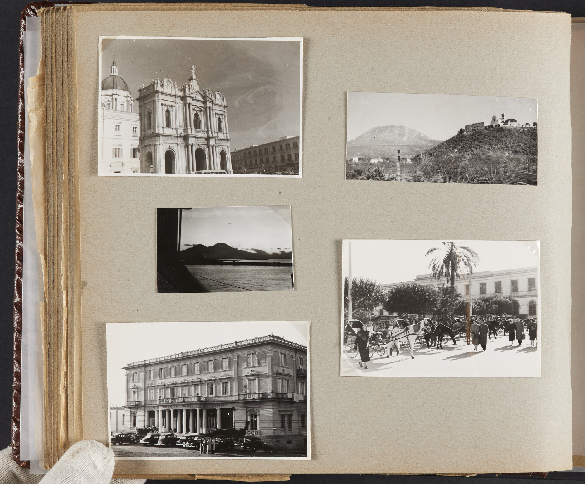 2019.0671; Fotoalbum van het echtpaar Jan van der Meer Mohr en Johanna van der Meer Mohr-van Ruler van hun reis op ms. Oranje van Tandjong Priok naar Amsterdam tussen 18 december 1953 en 7 januari 1954; fotoalbum