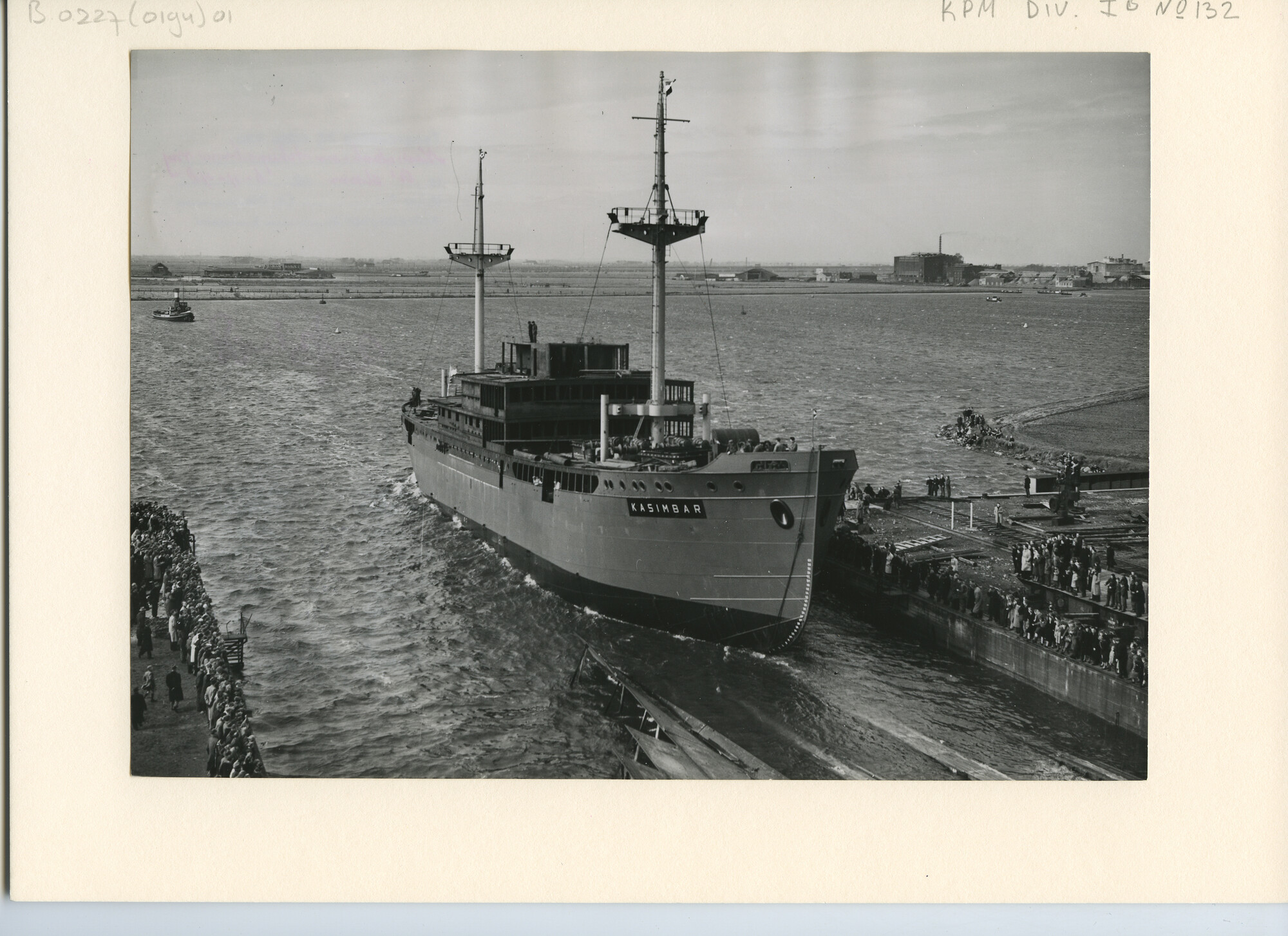 B.0227(0194)01; Foto van de tewaterlating van ms. Kasimbar en Kaloekoe; foto