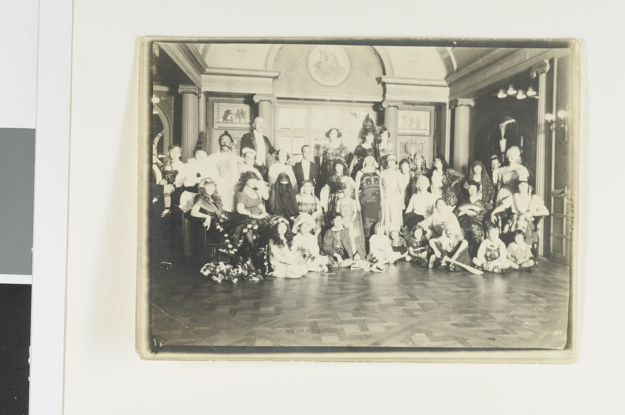 S.6952(19)29; Groepsfoto ter gelegenheid van een liniefeest aan boord van passagiersschip ss. Limburgia van de KHL; foto