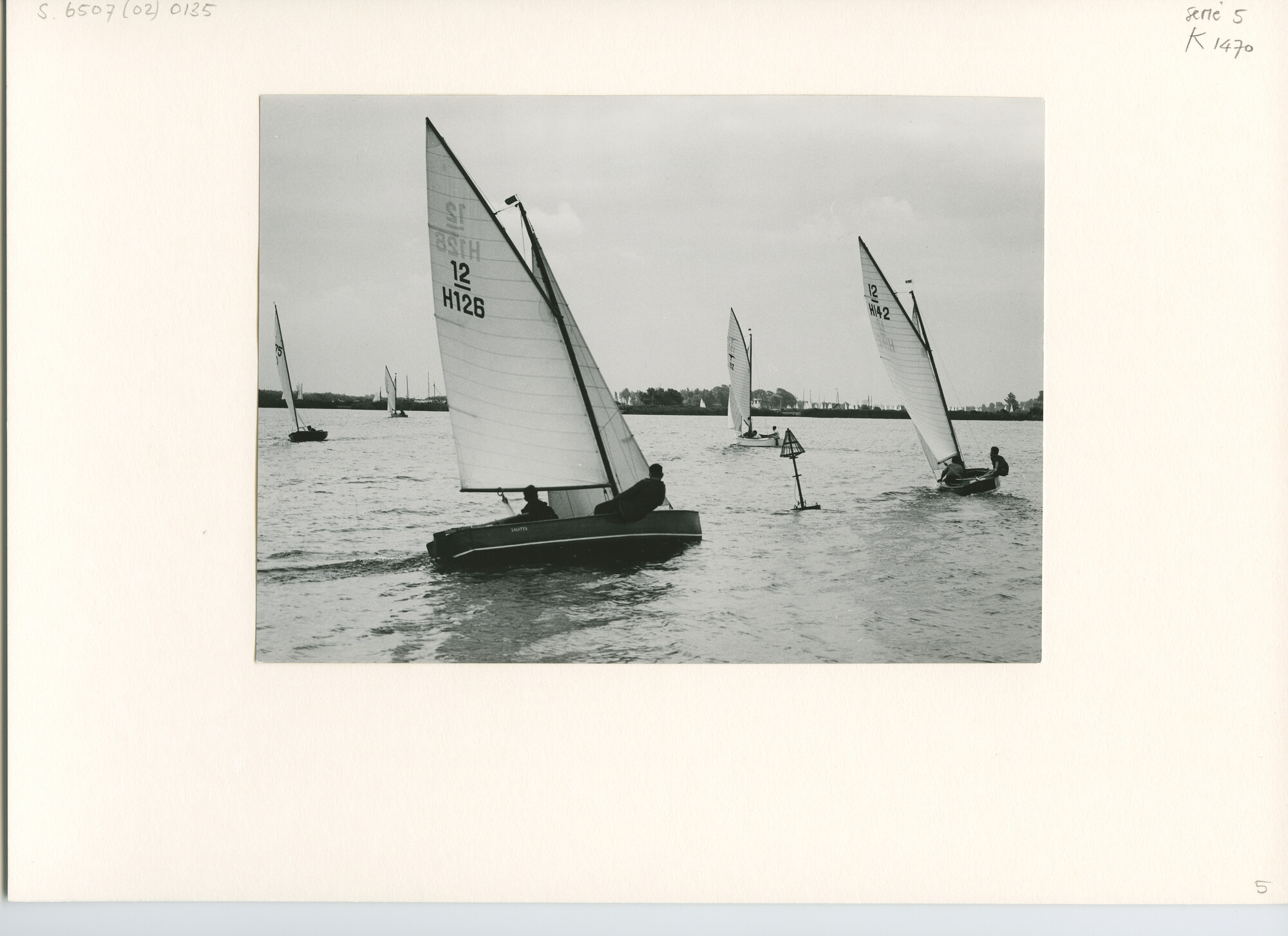 S.6507(02)0135.02; Zwart-wit foto van de 12m² klasse tijdens de Kaagweek 1957; foto