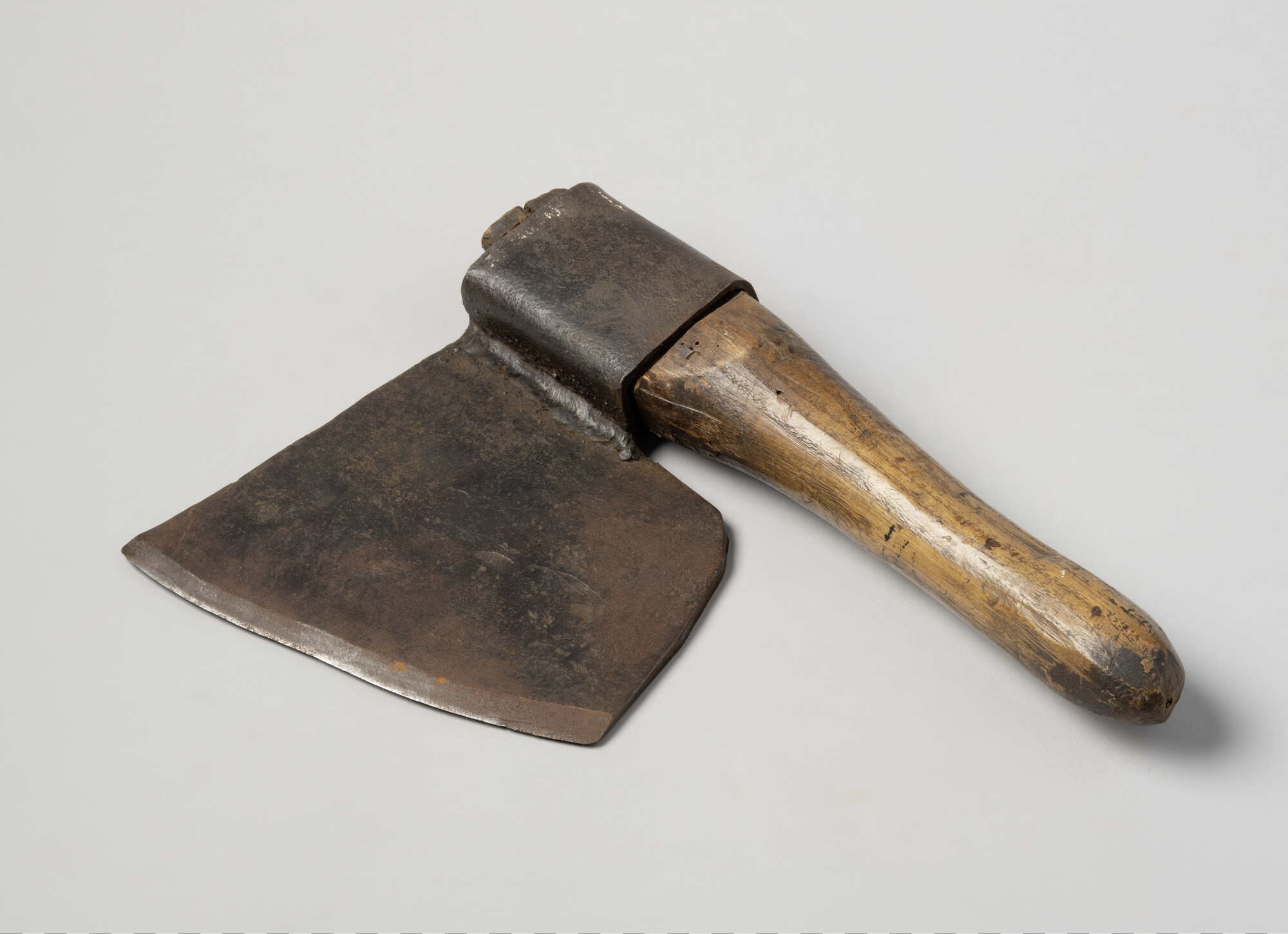 A.5240(01); Kantbijl met steel. Geen merken; bijl