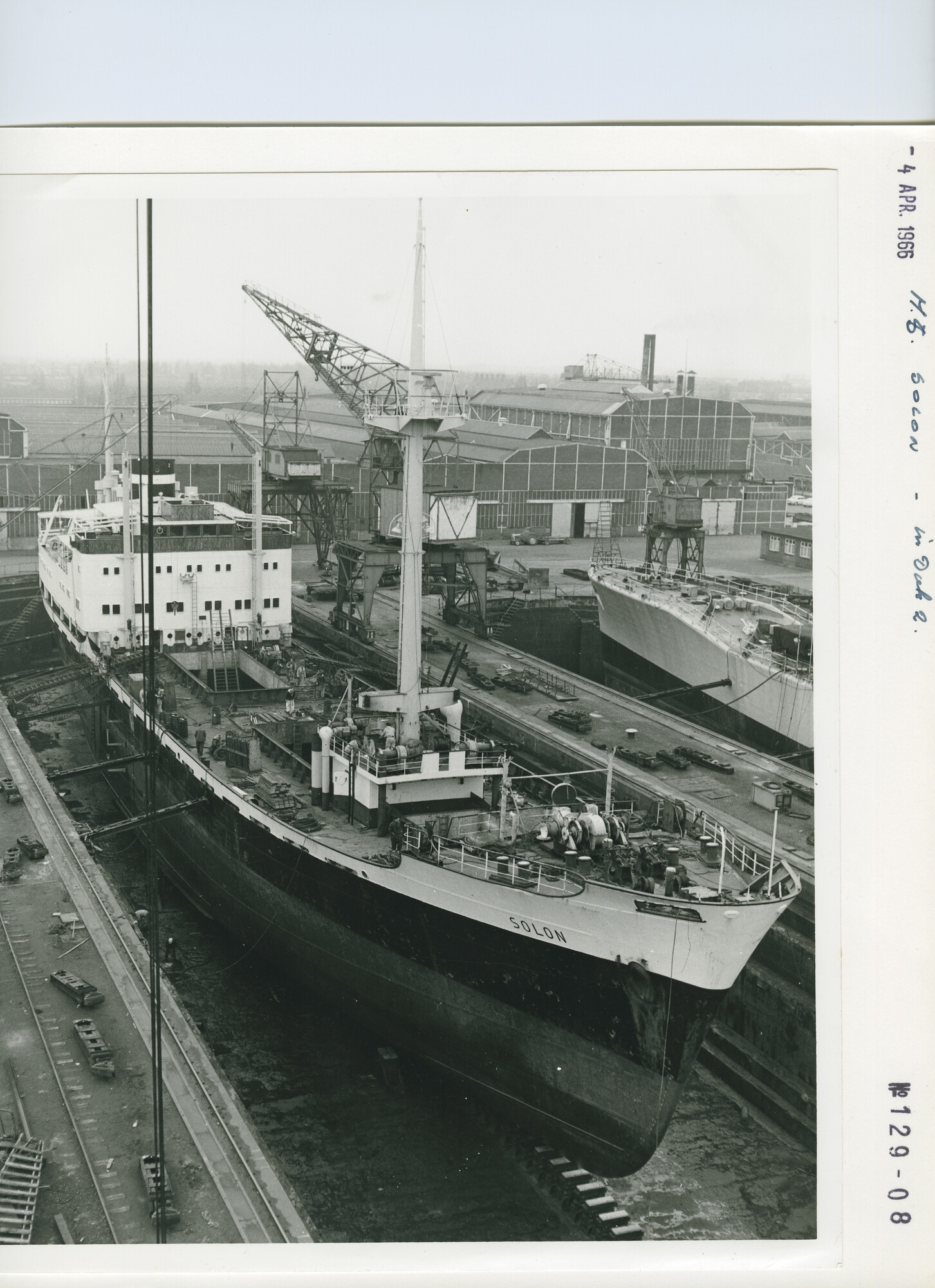 S.5444(4561)08; Foto van de verlenging van het vrachtschip ms. Solon van de KNSM; foto