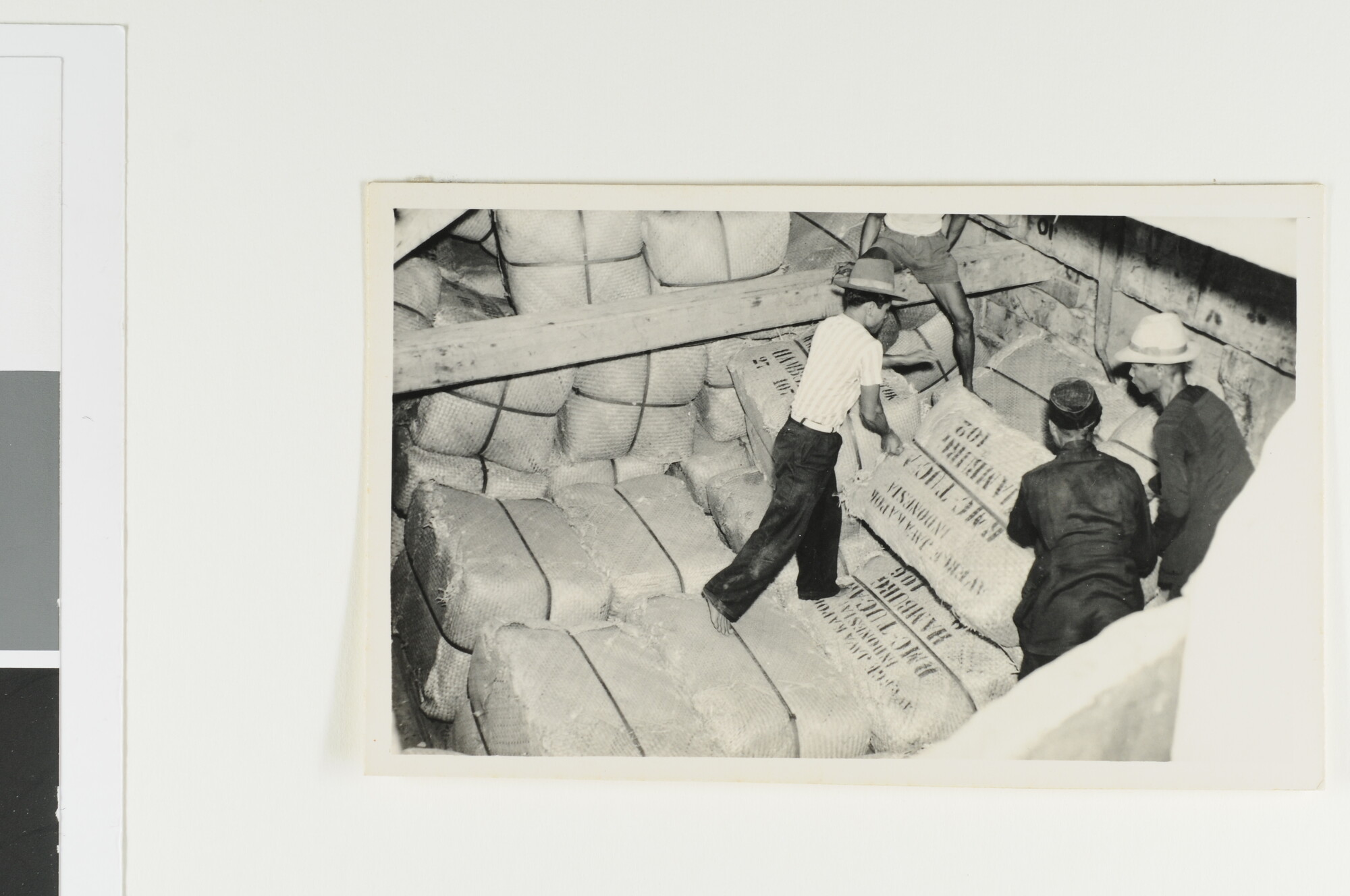 S.6577(03); Het stapelen van balen kapok in de prauw; fotoreportage