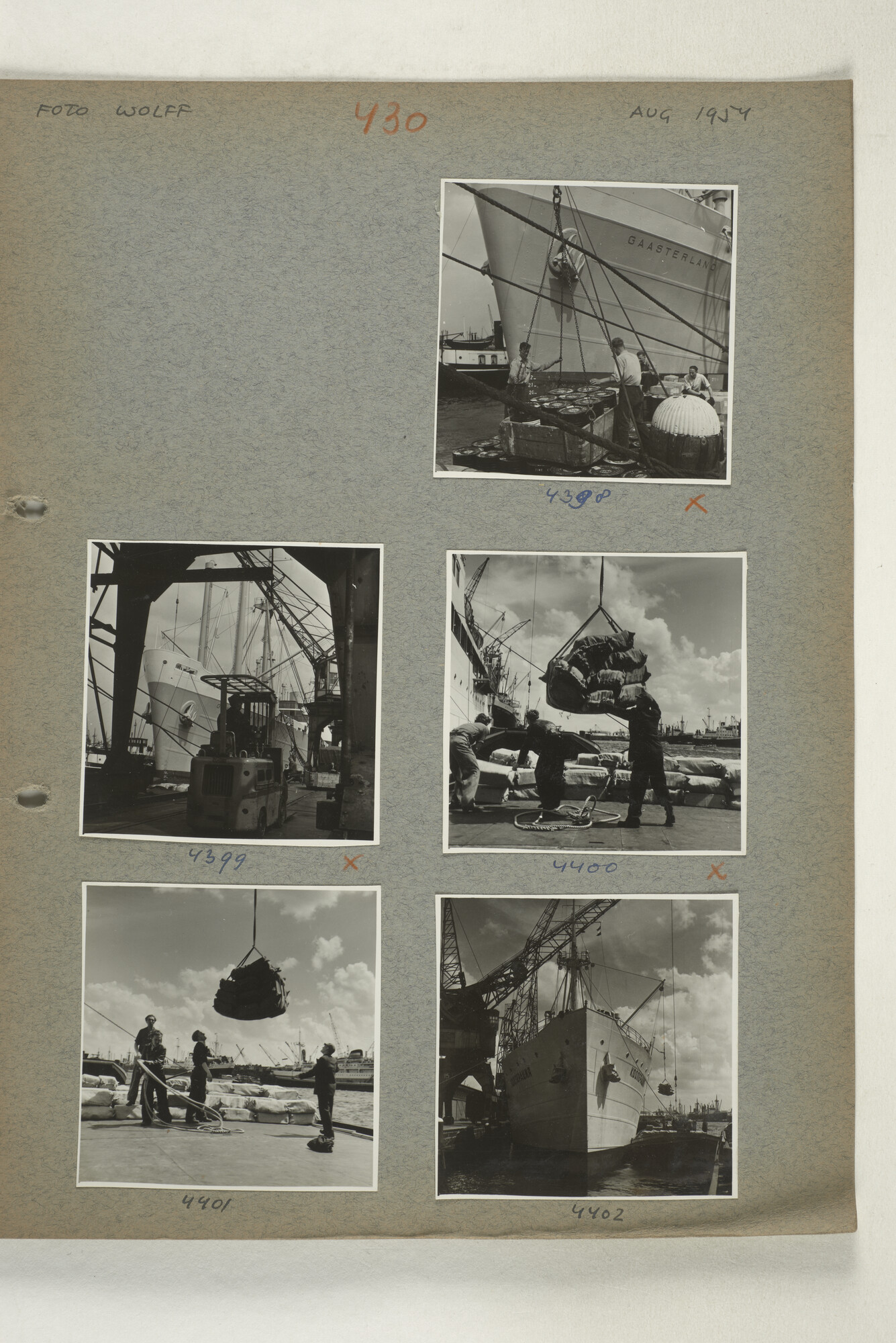 1998.2182; Omslag (voorheen ordner) met een grote hoeveelheid proef foto's van de haven en de stad van Amsterdam; omslag