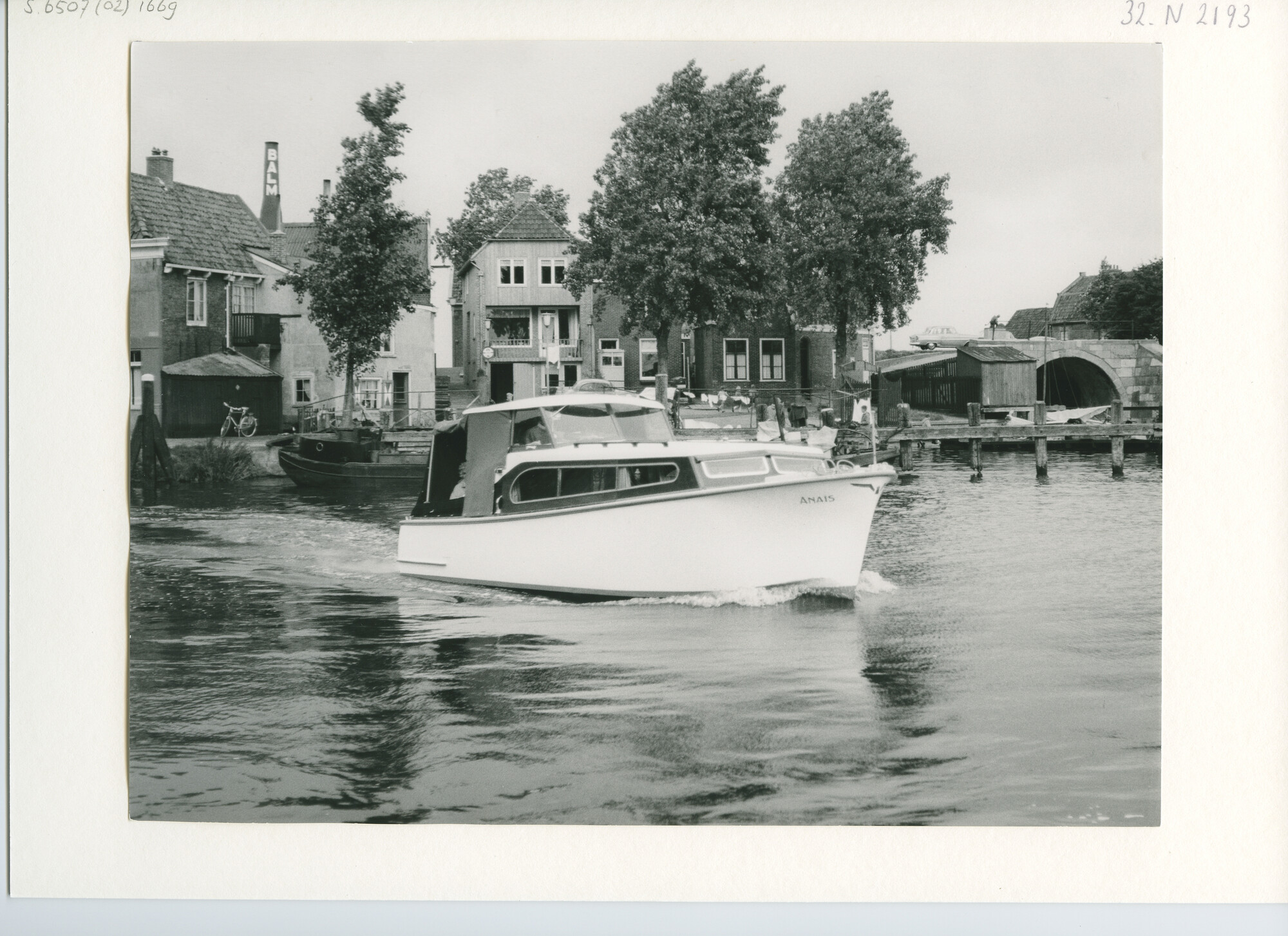 S.6507(02)1669.04; Zwart-wit foto van de circa 8 meter lange stalen Waterlandkruiser 'Anais' uit Wassenaar; foto