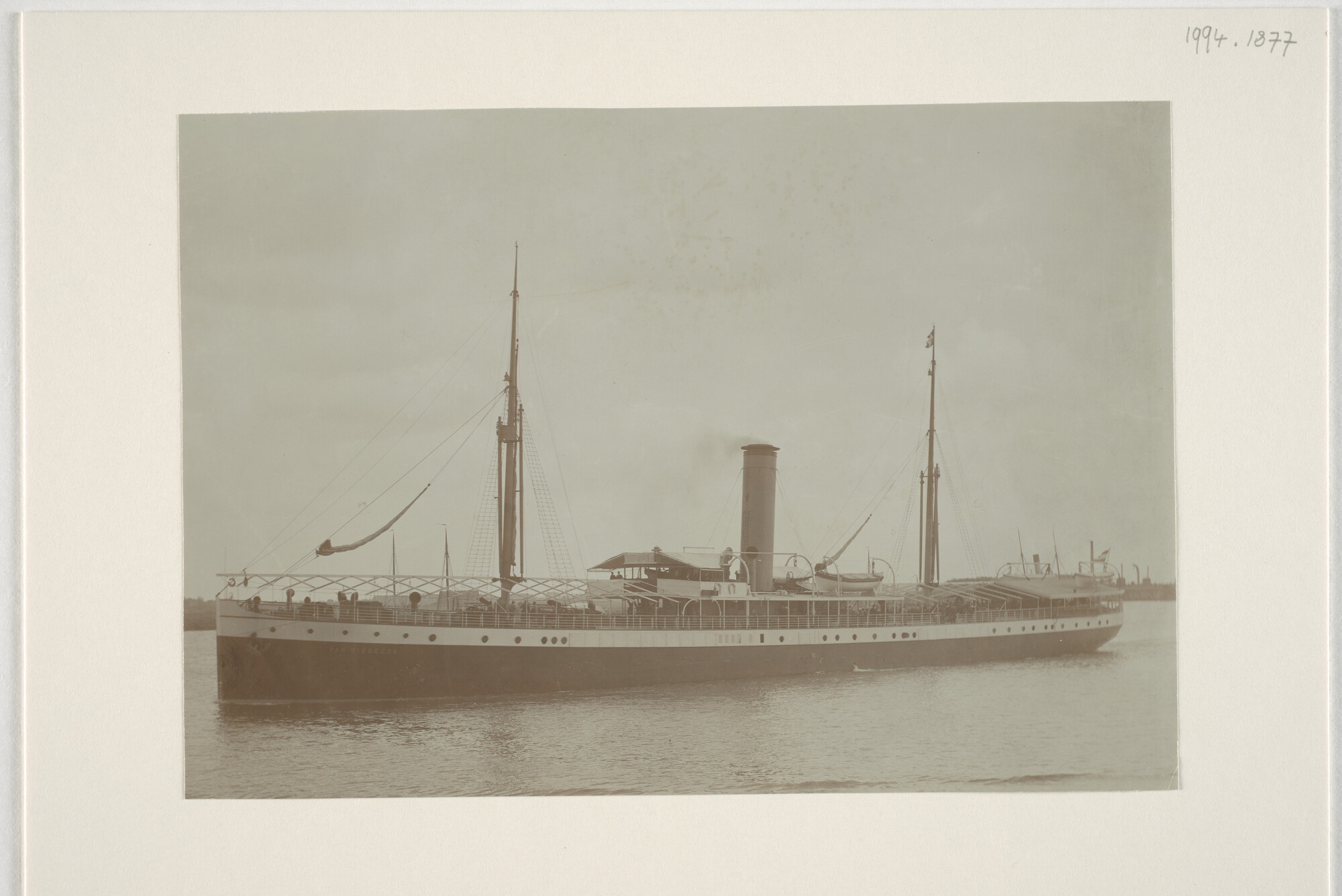 1994.1877; Het ss. Van Riebeeck van de KPM verlaat [...]; foto