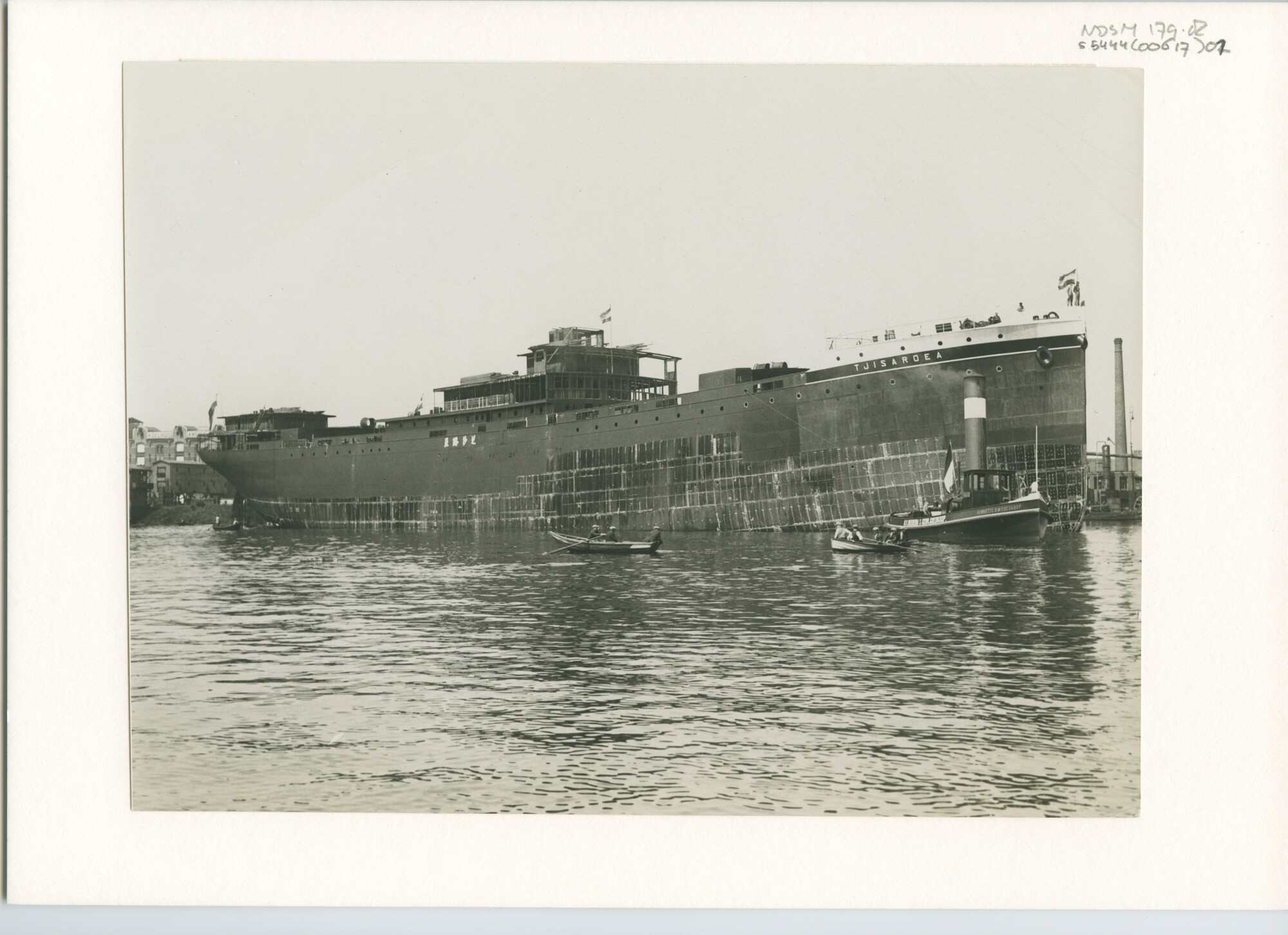 S.5444(0617)1; Foto van de tewaterlating van het vracht-passagiersschip ss. Tjisaroea; foto
