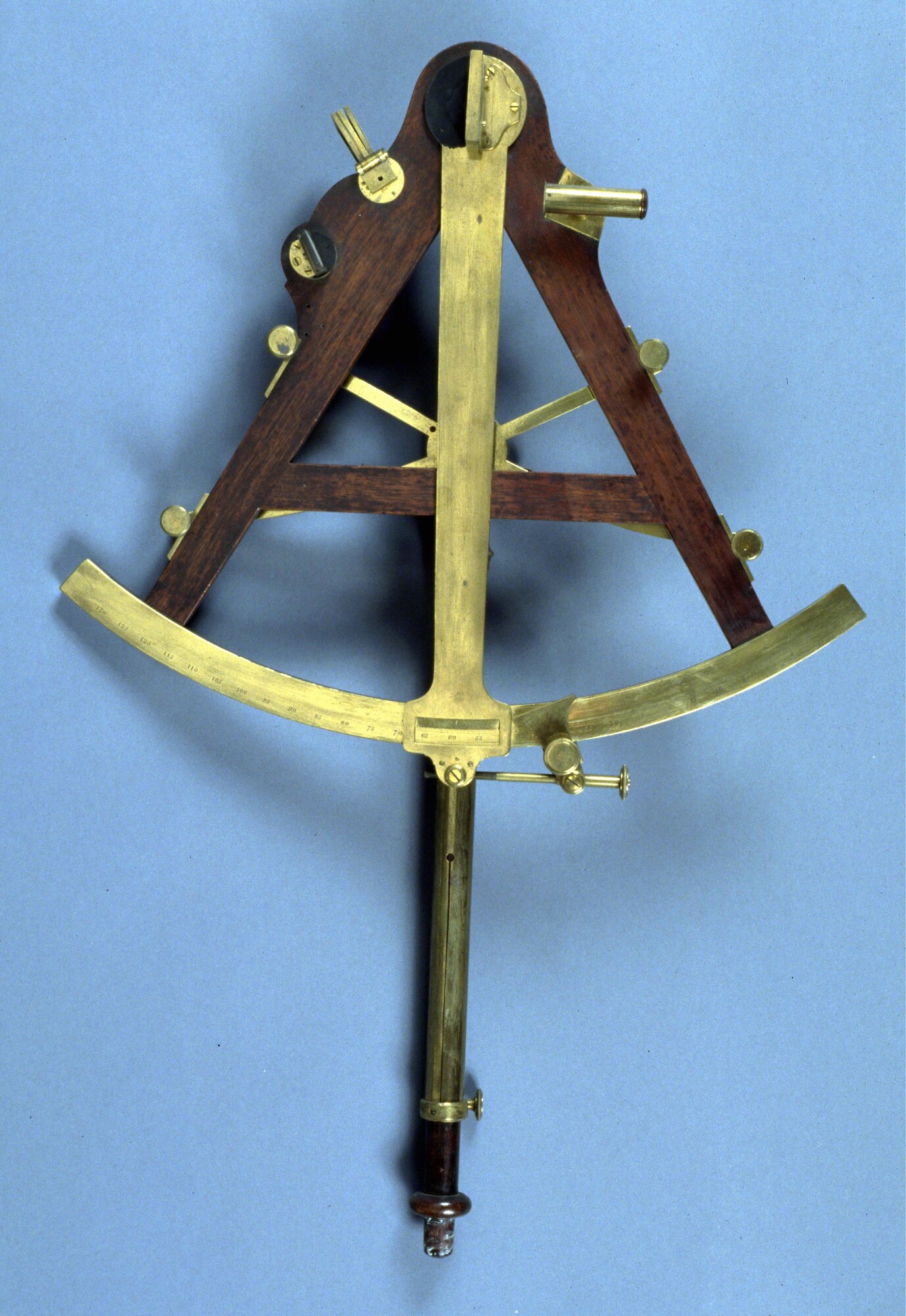 B.0021(01); Sextant door John Bird, Londen, circa 1770, houten frame met messing alidade; sextant