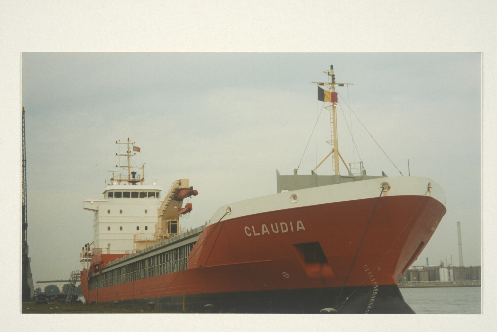 2000.3521; 'De 'Claudia' in Antwerpen.' Kleurenfoto van de coaster ms. 'Claudia' van Wijnne & Barends BV; foto