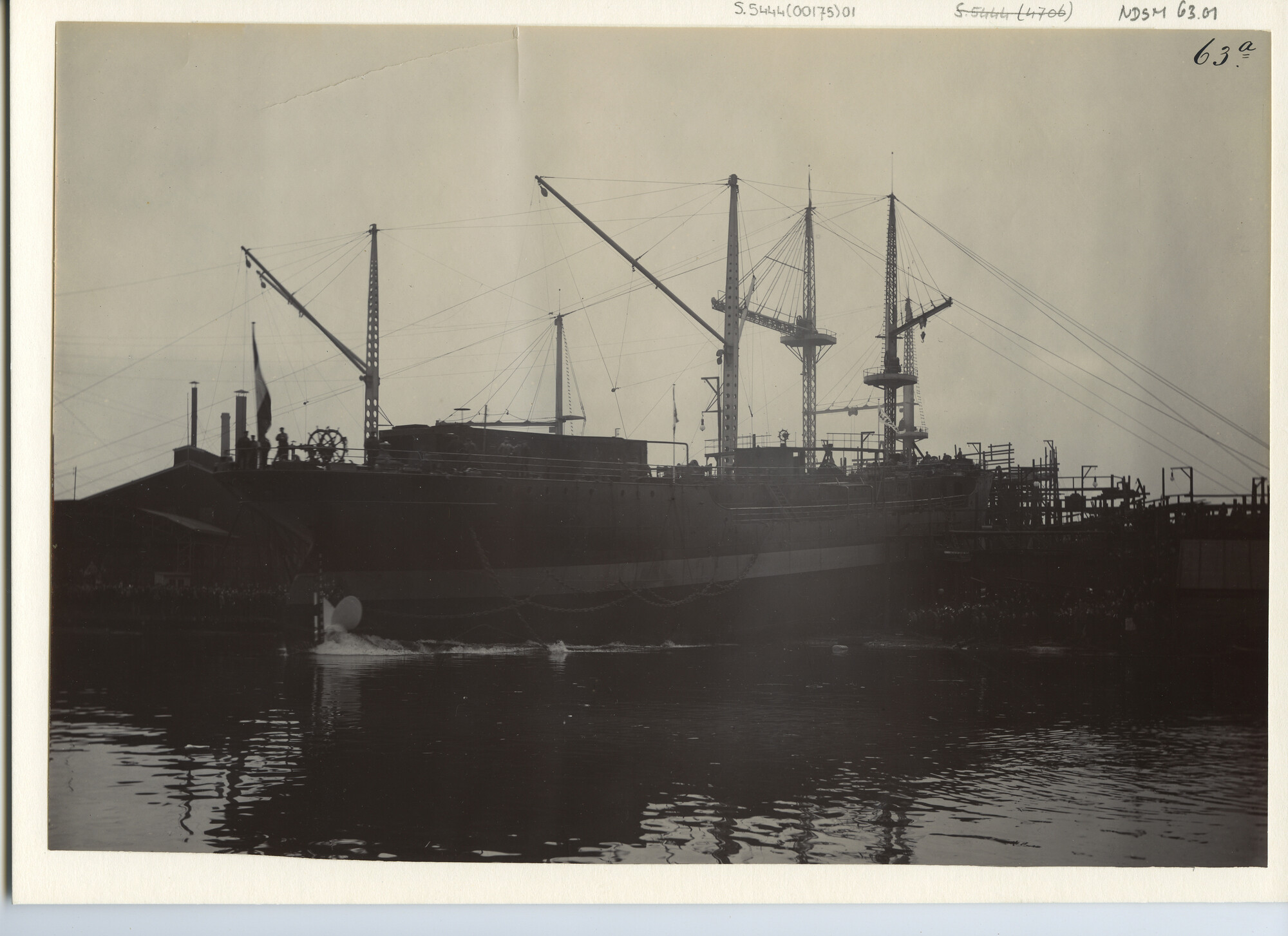 S.5444(0175)1; Foto van de tewaterlating van de tanker ss. Palembang; foto
