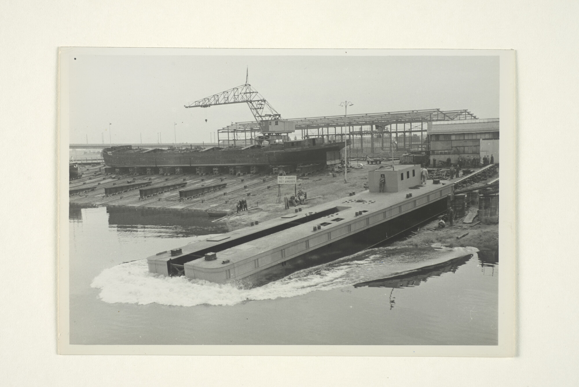 S.5219(12)0057; Foto van de tewaterlating van het casco van de emmerbaggermolen 'Moreveo' voor K.L. Kalis & Zn; foto
