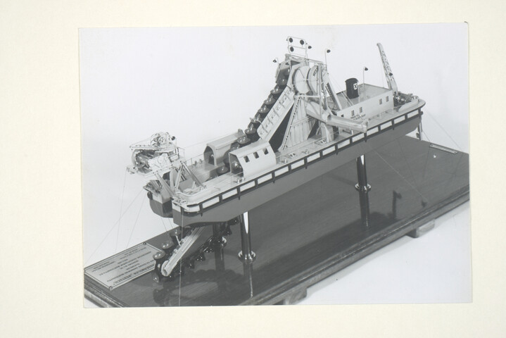 S.5219(12)0236; Foto's van een model van de emmerbaggermolen 'Westgeul' gebouwd op de dwarshelling van de ASM; fotoreportage
