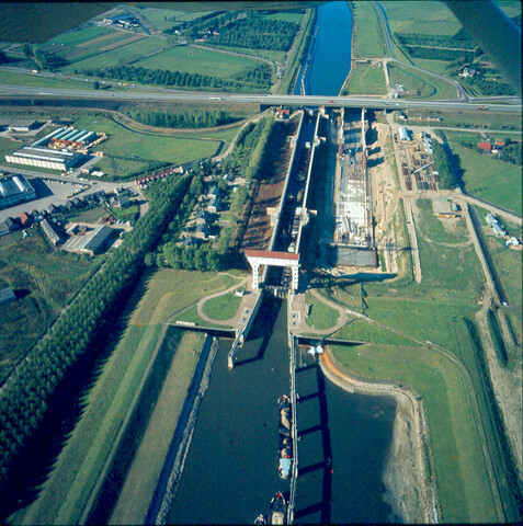 S.9100(7295); Dia (luchtfoto) uitbreiding Prins Bernhardsluis bij Tiel; diapositief
