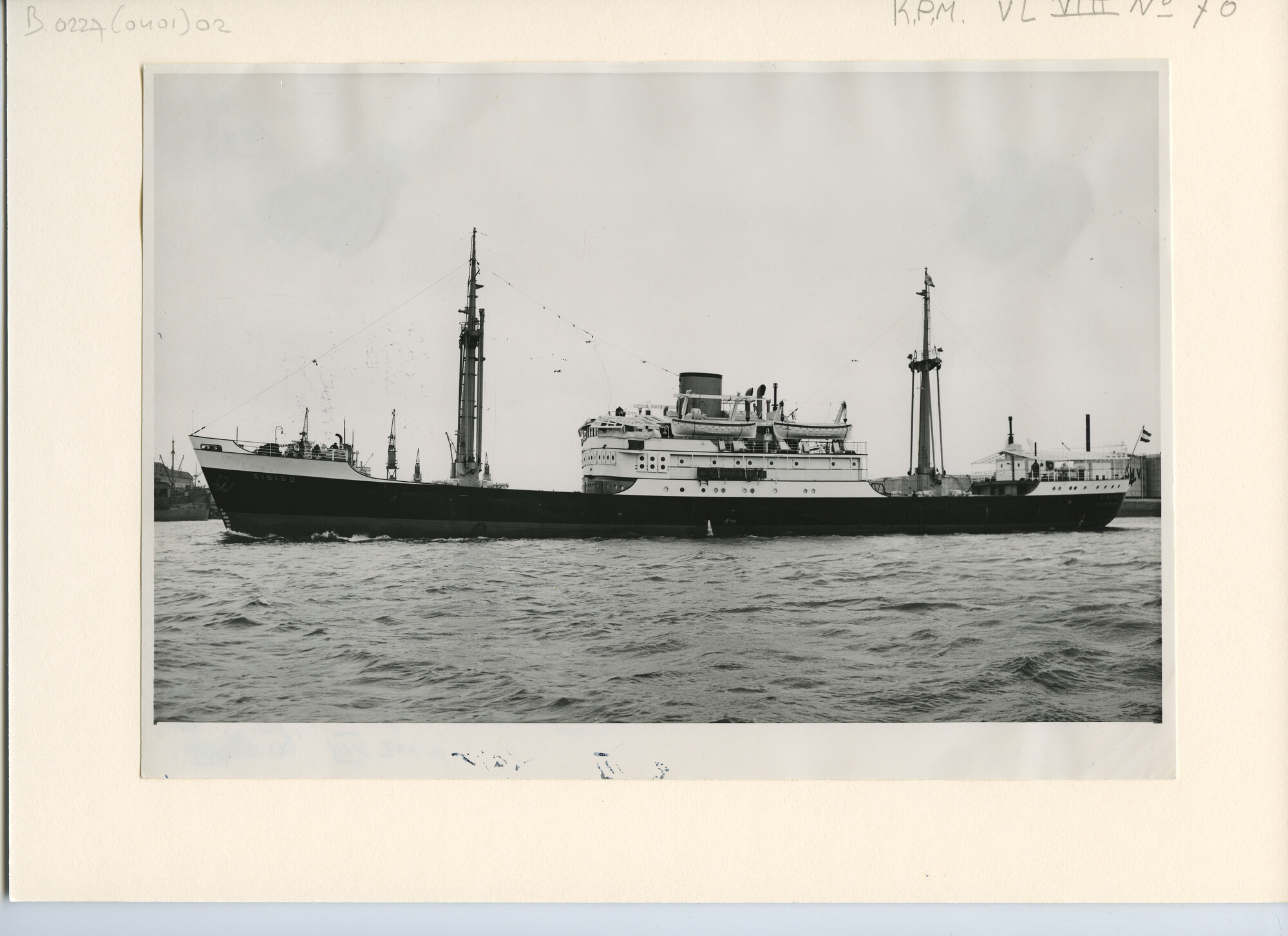 B.0227(0401)02; Foto van ms. Sibigo tijdens het vertrek naar zee voor de proefvaart; foto