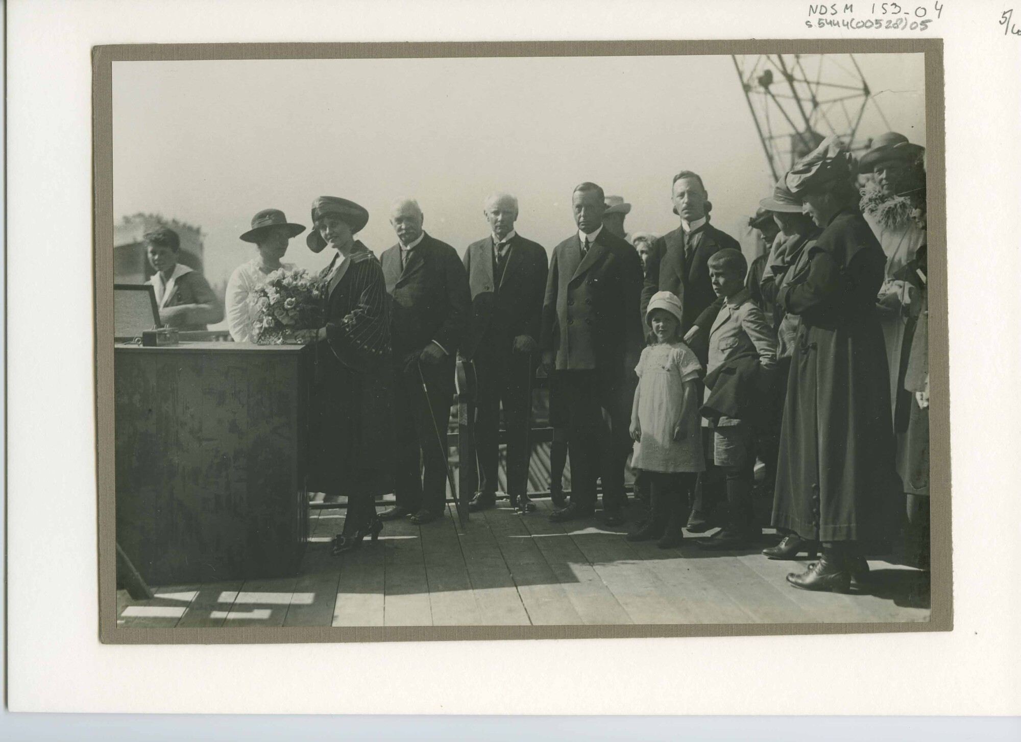 S.5444(0528)05; Foto van de tewaterlating van het vrachtschip ss. Tjikarang; foto