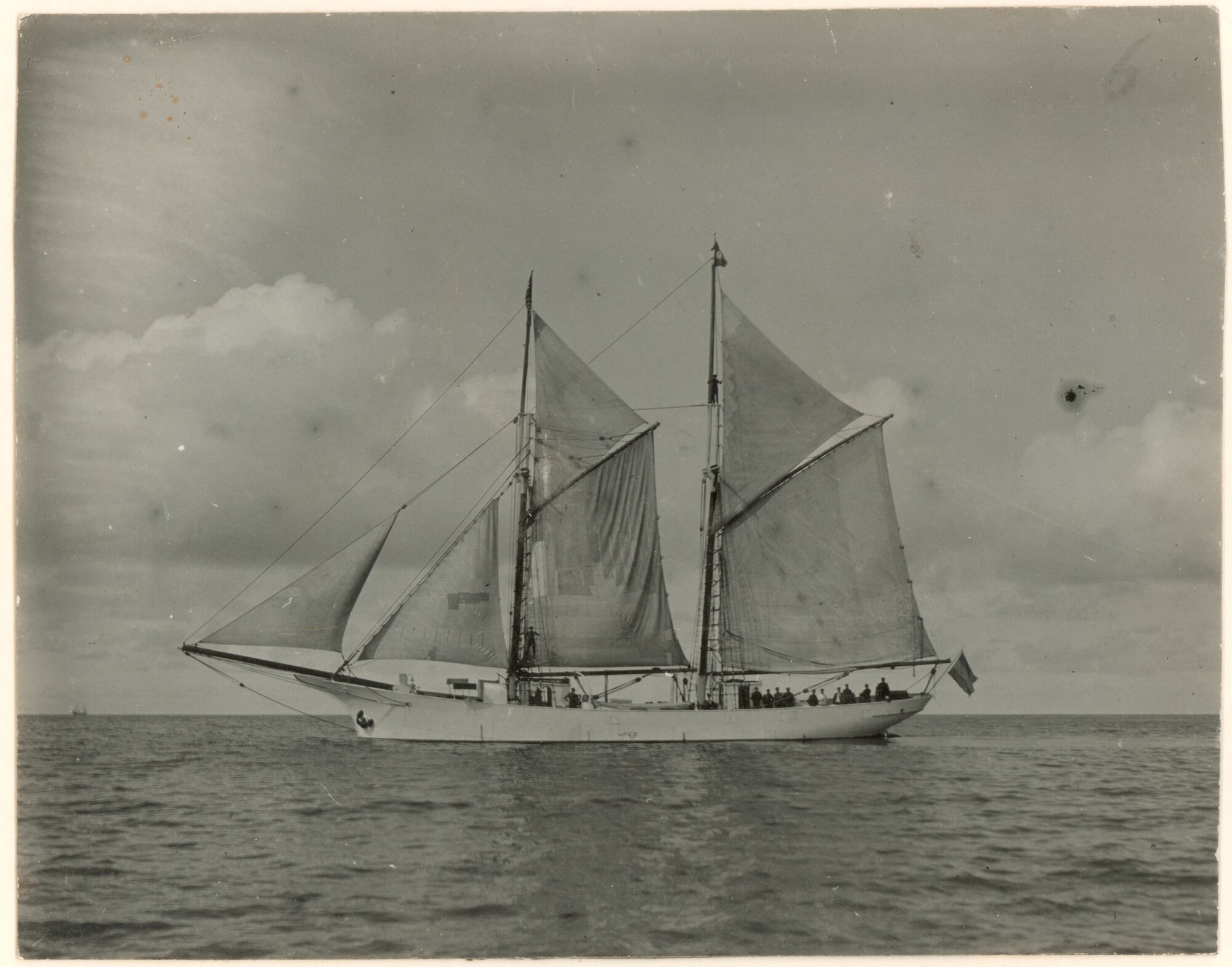 S.0278(02); Het hospitaalkerkschip De Hoop gezien op zee; foto