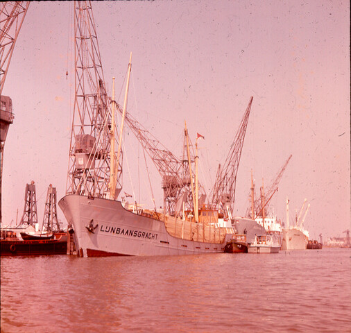 S.9100(0055); Zachthoutoverslagbedrijven gezien vanaf het water; diapositief