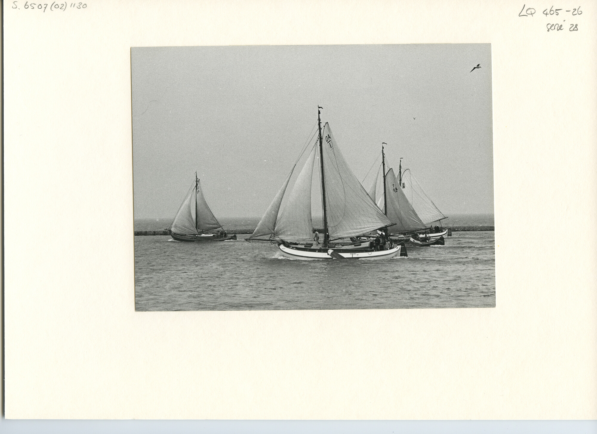 S.6507(02)1130; Zwart-wit foto van de start ronde en platbodemjachten voor de Flevorace.; foto