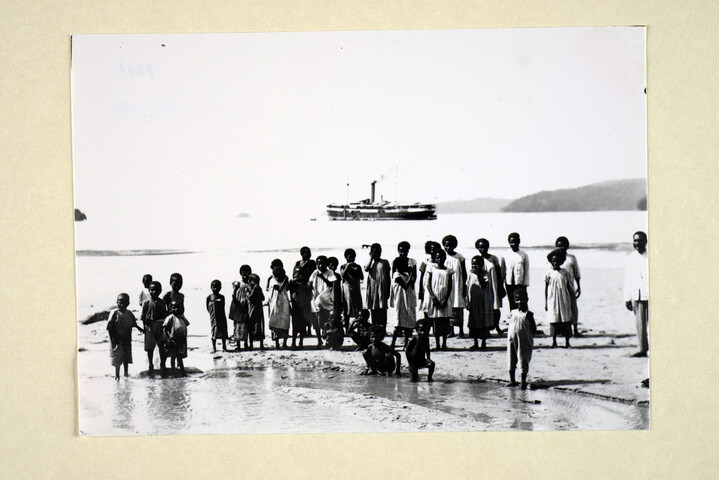 1994.5810; Groepsfoto van kinderen op het strand bij de Tomini-bocht; foto