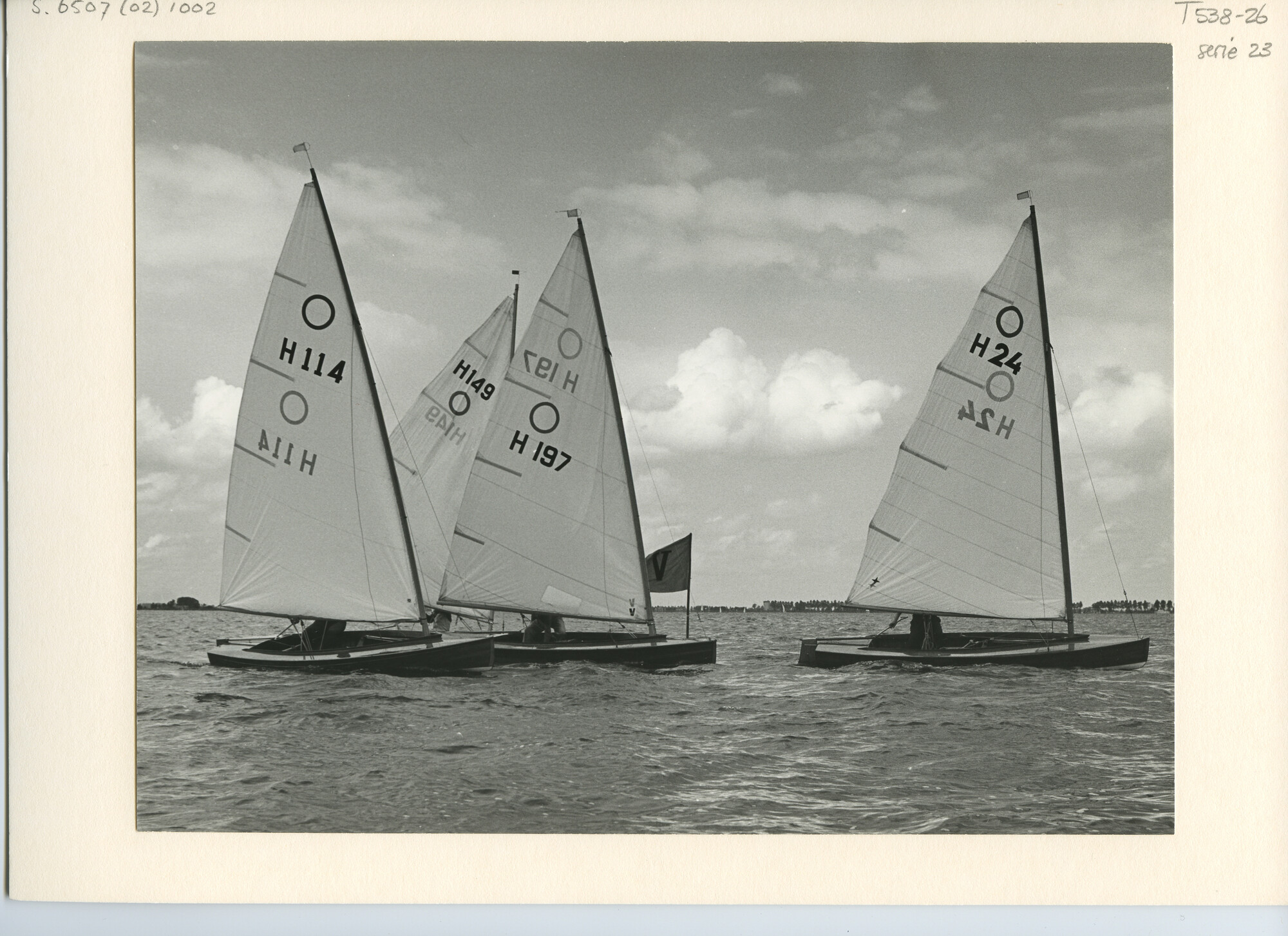 S.6507(02)1002.01; Zwart-wit foto van het Europees Kampioenschap O-jollen 1966 op de Westeinderplassen; foto