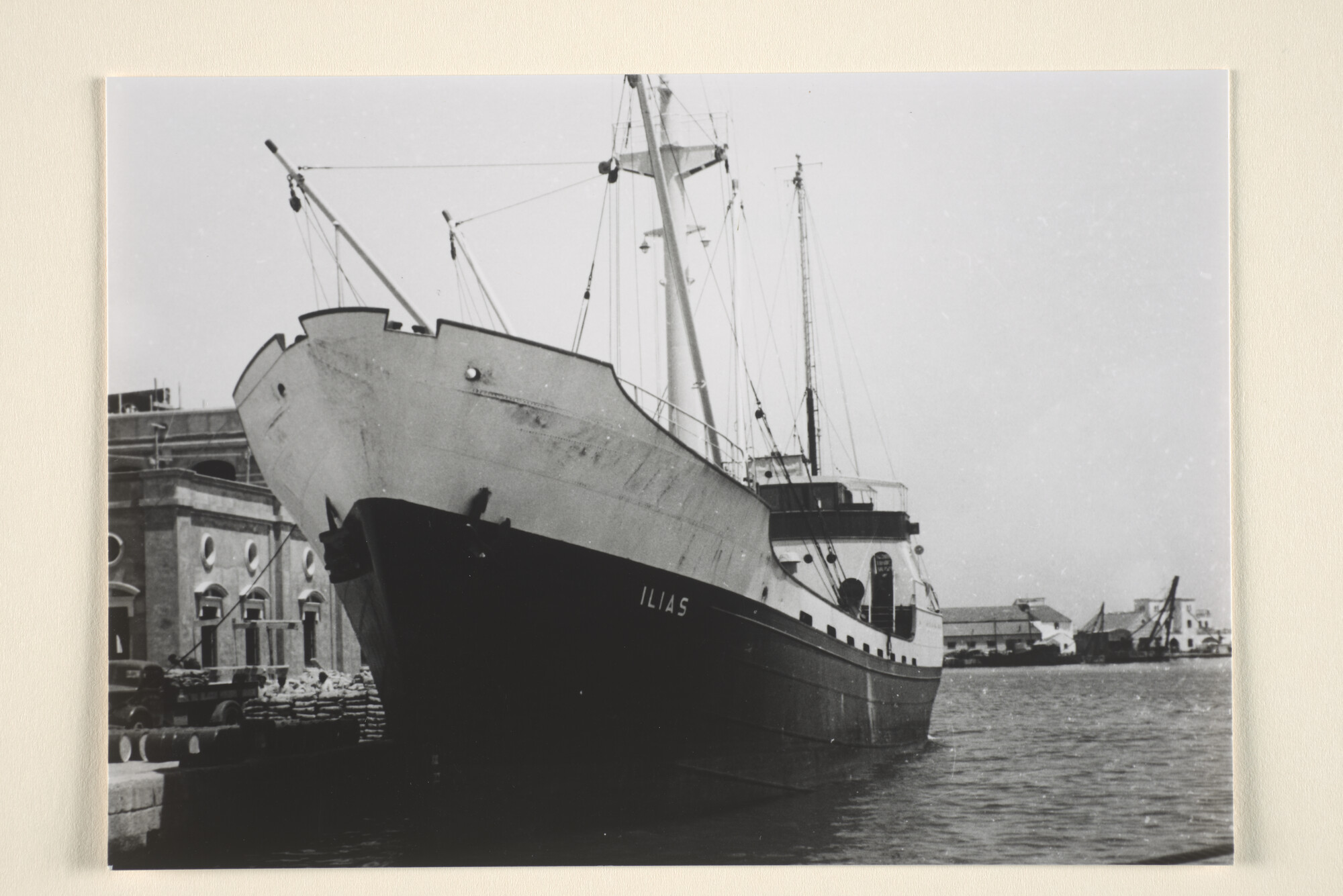 1995.6837; De coaster ms. Ilias van de KNSM ligt afgemeerd aan de kade van de haven van Malaga; foto