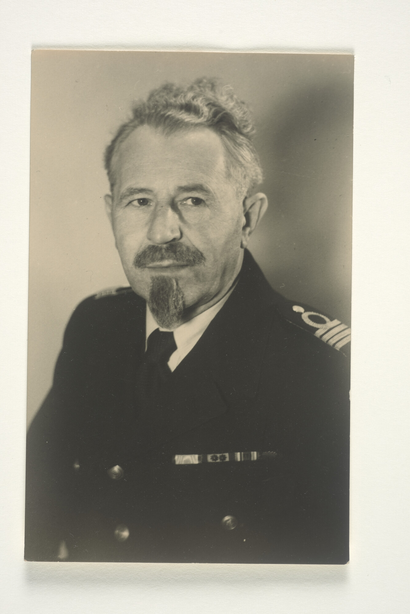 S.5432(02)34; Portretfoto van J. de Haan (1893-1973), oud gezagvoerder bij de KNSM; foto